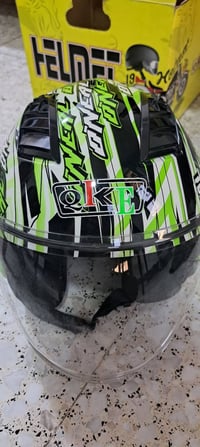 شباب خوذة للبيع كلش جديدة أشتريتها وما أستخدمتها سعرها ٣٠  مكان الدورة...