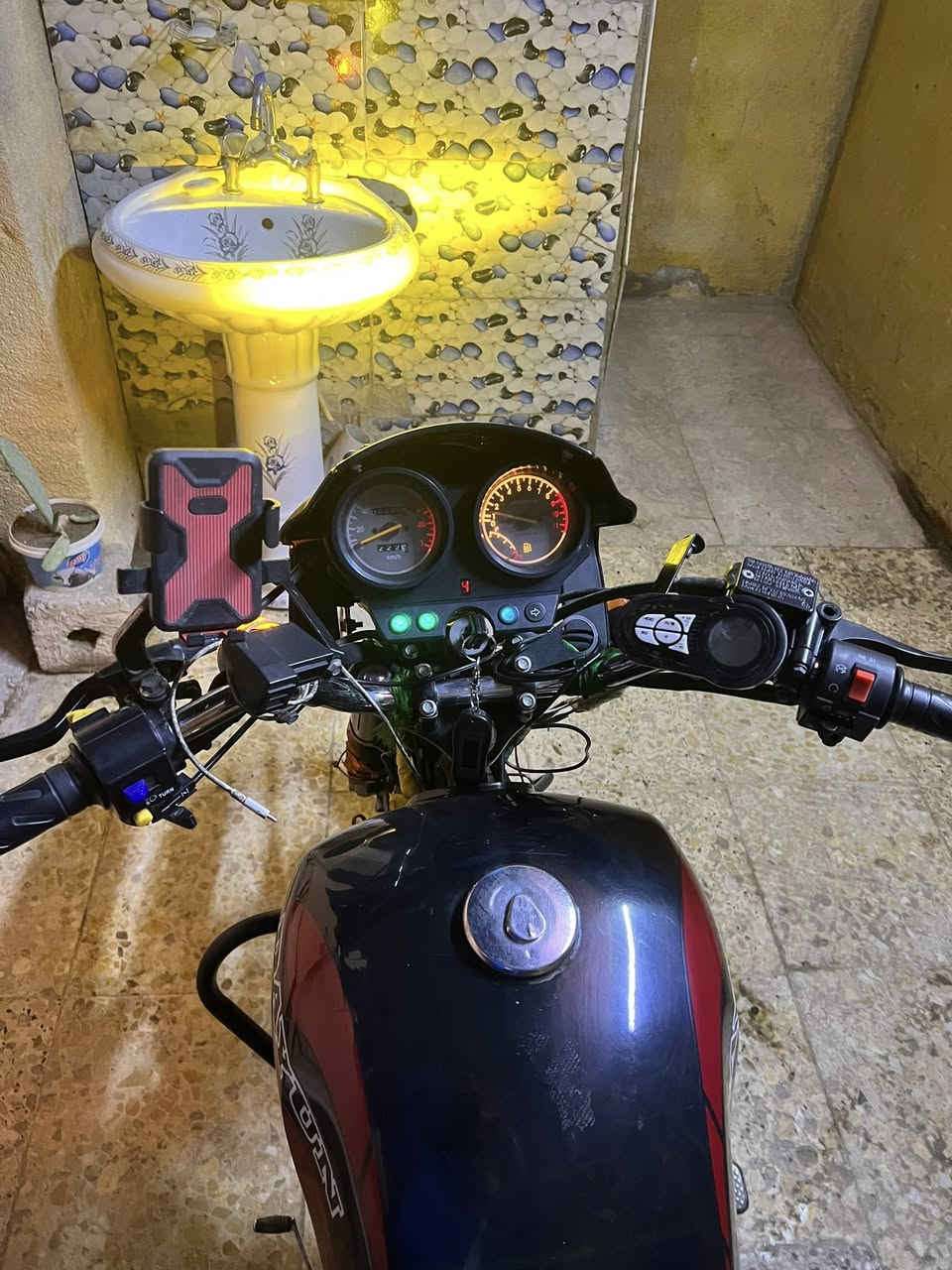 السلام عليكم شباب دراجة دايوان مديل 2023 دراجة خير من الله مكينة مكفوله برغي ما مفتوح بيها دراجة مرقمه سنوية بغداد السعر 2600 و بيها مجال بسيط العنوان بغداد ملاحظة الصندوق مو وياها للتواصل ***********
