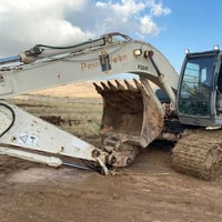 حفاره هيتاشي • موديل ٢٠٠٦ • كفالة عام