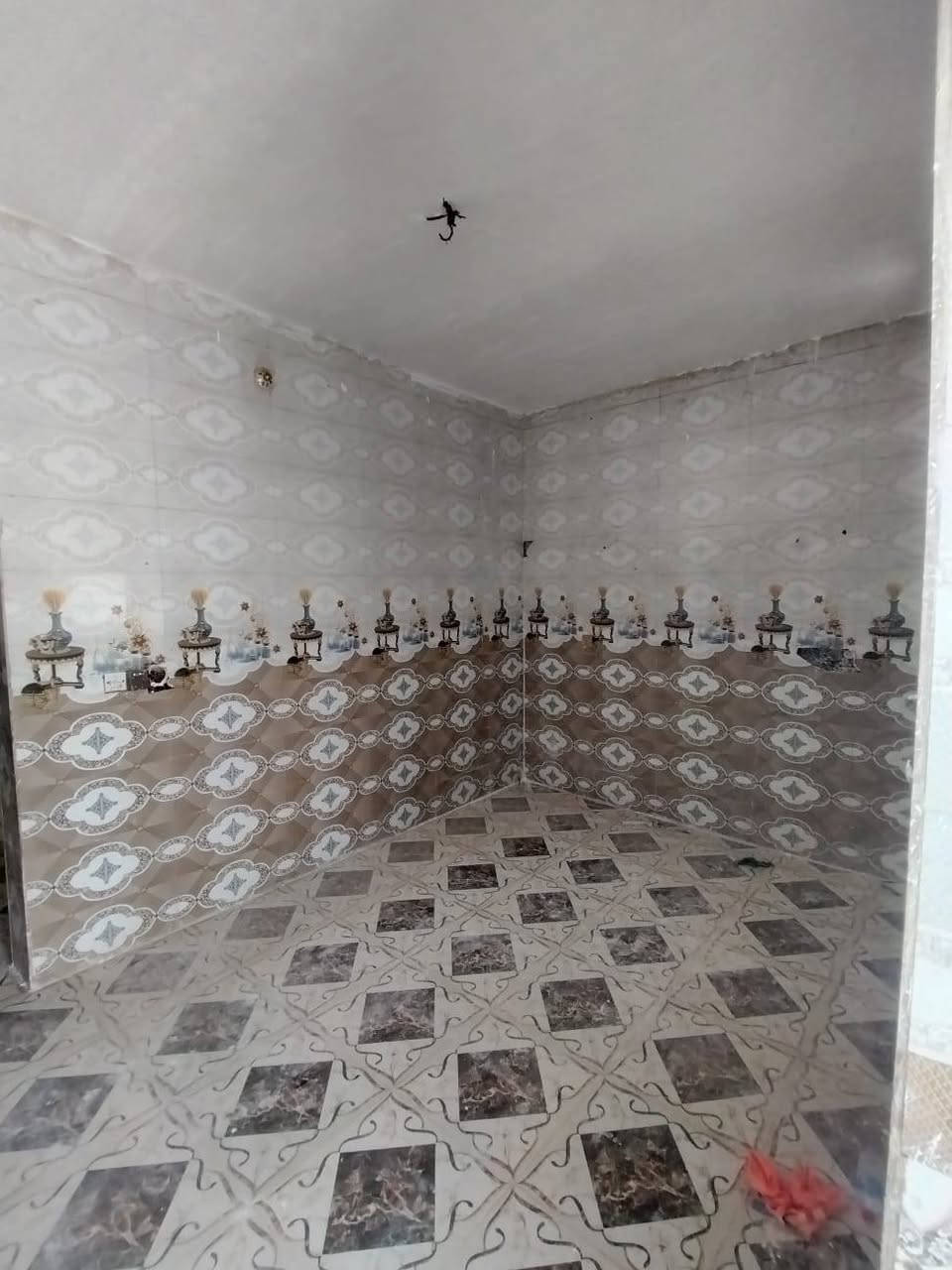 البيت ٢غرف نوم وصاله ومطبخ وستقبال وصيات خارجيه وداخليه خدمات ماي كهرباء مجاري نت ضوئي بلديه اهليه مولد راس الشارع مدرسه قريبه علي بنزلت بيت خليفه يم المختار ***********
