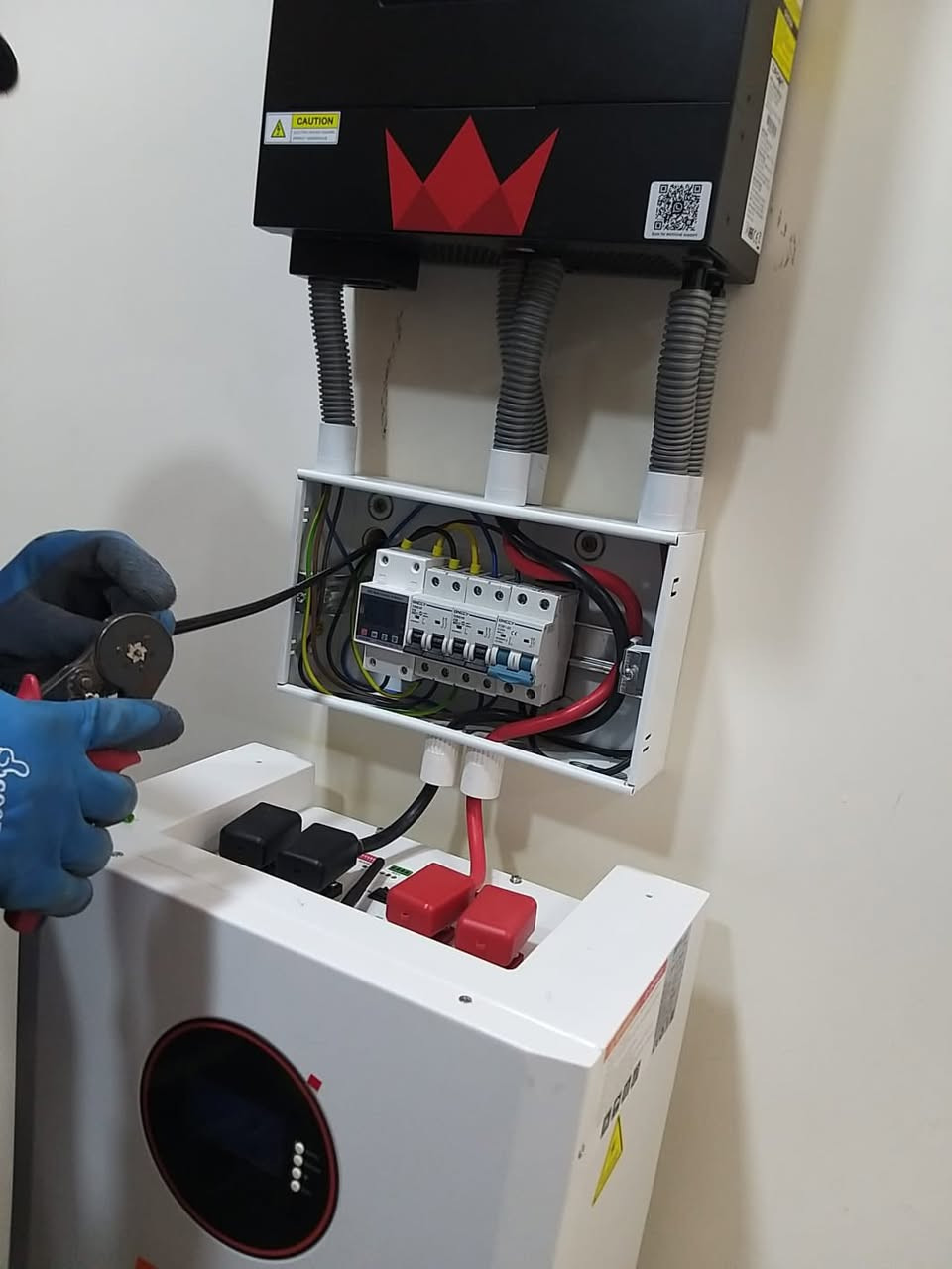 تم بحمدالله نصب منظومة شمسية في محافظة الأنبار منطقة المحامده 
 10 امبير نهارا 6 ليلا زمن تشغيل ليلي 4 ساعات 
انفيرتير من شركة كراون ضمان 3 سنوات 
بطارية ليثيوم فوسفات الحديد 7 كيلو واط ضمان 5 سنوات 
لوح جينكو عدد 6 بقدره 610 واط 
بورد حماية متكامل مع بارد منفصل
للاستفسار ***********
