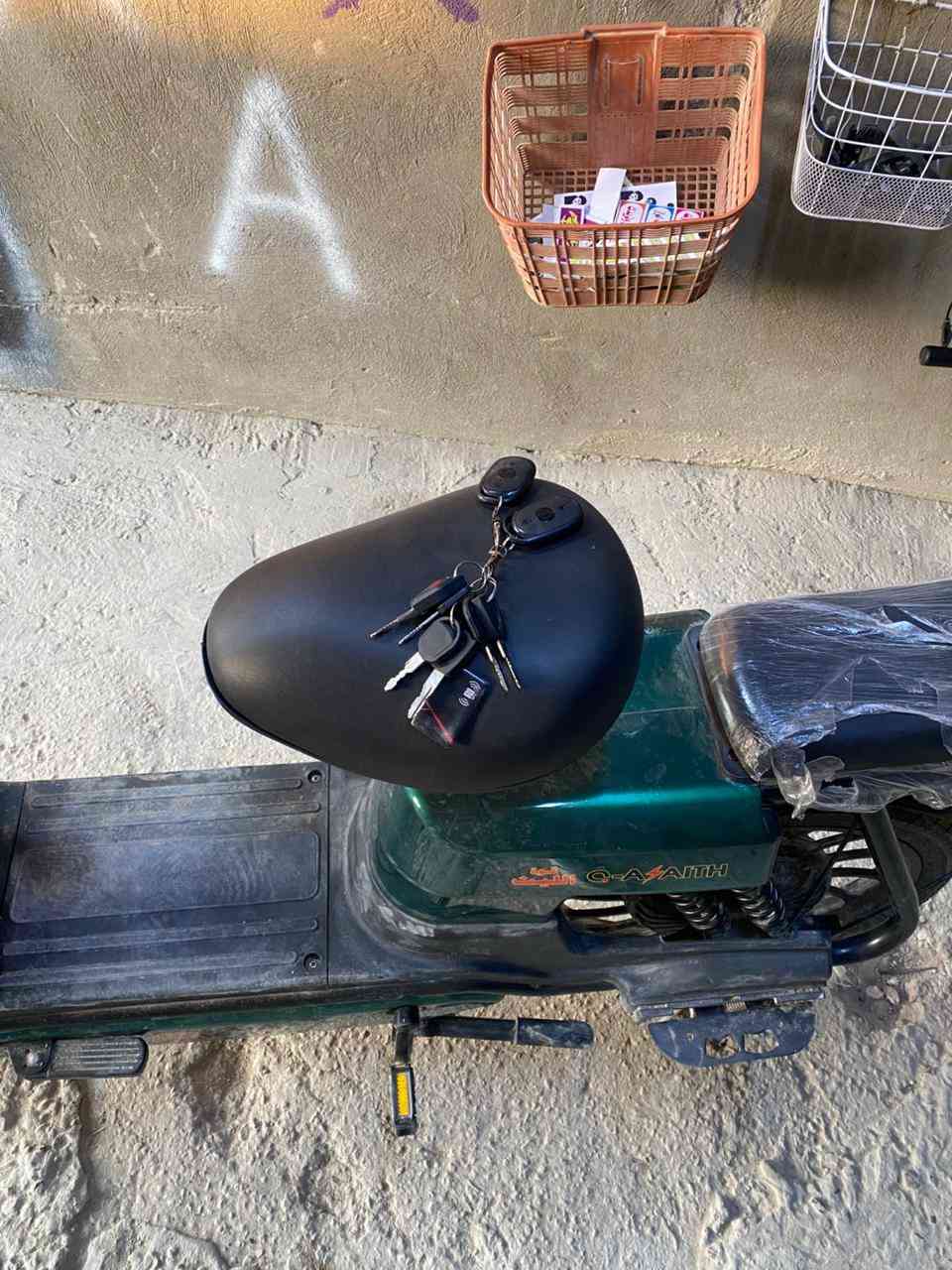 السلام عليكم دراجه شحن
5بطاريات 3نمر 
دراجه جديده استخدام قليل 
امبيثري بلاثوت 
وياهه بصمتين وسويجين وكارت 
مكاني نجف فوك من قريه الغدير 
السعر 350وبيهه مجال 
رقمي ‏‪0777 863 7688‬‏
