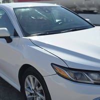 كامري LE. بيها قطعه جاملغ الامامي بدله وبيها بارد بسيط سياره كدامك سعر...