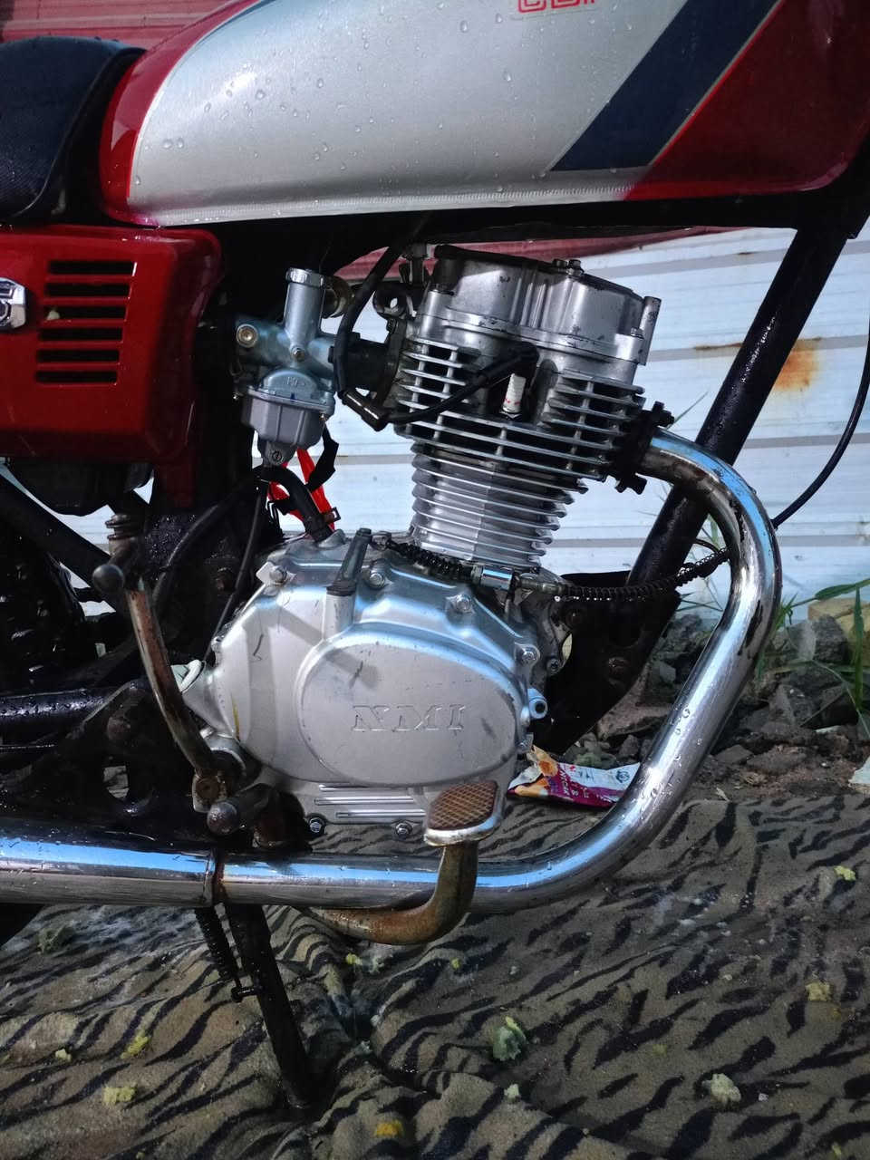 السلام عليكم دراجه للبيع كلك الدراجه مالت عيشه مكينه نضيفه شاصي نضيف تايرات نص عمر طگها هندر وطلع السعر 450 وبيها مجال مكاني الجزيره شط العرب الگباسي الصغير عله الفوك أكفلك من البوكه ***********
