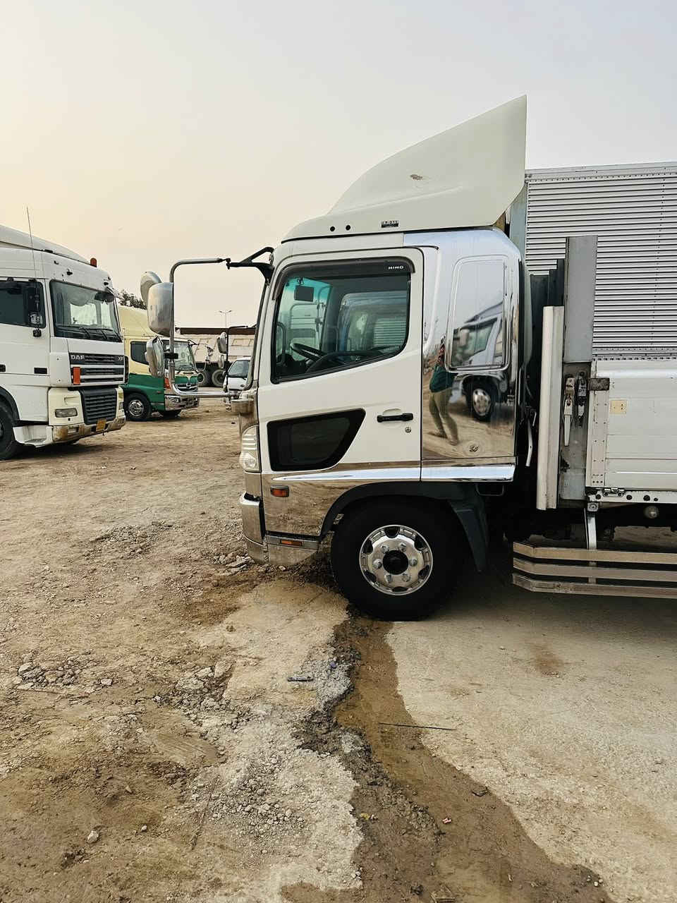 شيطان دخول جديد 
مكينة 5 سوبر 
طول 7 متر شاصي محسن
نيكل اصلي ياباني 
تخم تاير برجستون  جديد انتاج 25
سيارة فول ومكفول 
معرض ومجمع باسم العتابي 
***********
