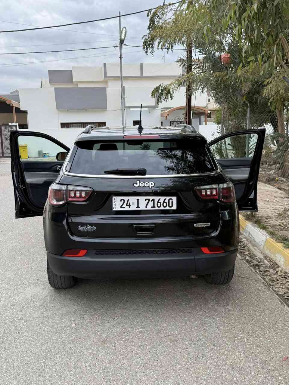 سلام عليكم. جيب كومباس موديل 2022.          ماشي 70 الف
الضرر بس البونيد المواصفات. فول عدا السلايد 
كشن كهرباء 
كشن هيتر 
رقم دهوك شرط التحويل. 
السعر 145 بي مجال 
مكان السياره كركوك. 
***********
