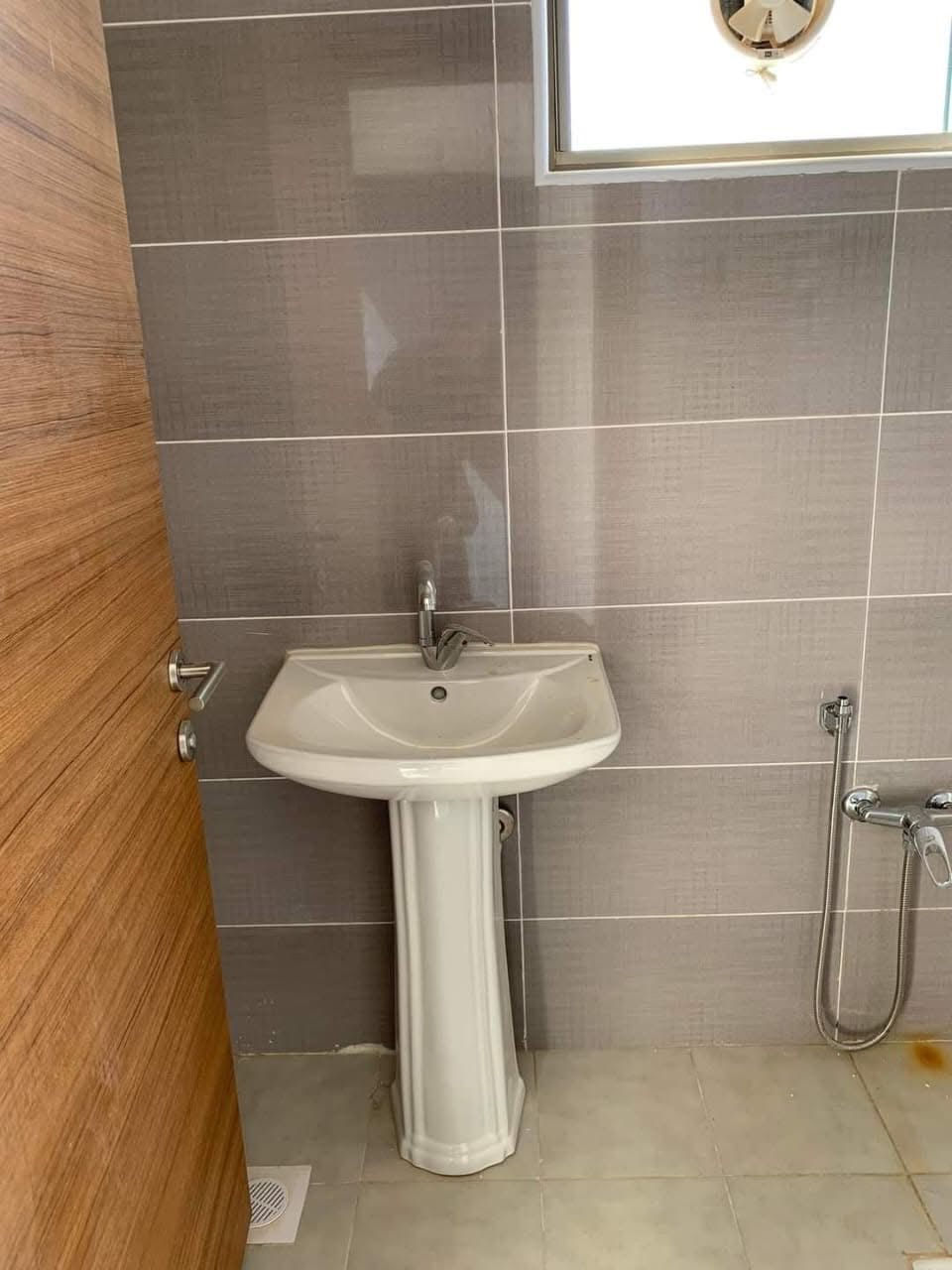 ‏بيت جديد للإيجار في مجمع الأميرات 2￼
‏يحتوي على طابقين الطابق الأول غرفة واستقبال وصالة ومطبخ وحمام ومنزع
‏الطابق الثاني يحتوي على غرفتين وحمام 
‏يحتوي على حديقة كبيرتين 
‏مساحة البيت 250 
‏بلا استفسار الاتصال على الرقم *********** ￼￼￼
