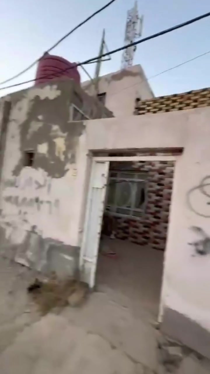 بيت للبيع يتكون من غرفتين وصاله ومطبخ ودوانيه وحمام داخلي وصحيات خارجيه مساحته 120خلف سكة القطار جهة سيد خضير قرب لملعب للاستفسار ***********
تتوفر خدمات ماي /كهرباء /مدارس سعره 23مليون
