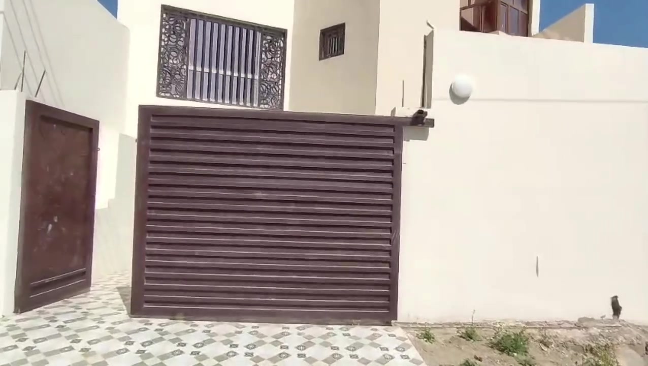 السلام عليكم بيت للبيع طابقين 
بداية الديوم ال 3000  قرب جامع روده الحربي 
شارع 20 متر خدمات كامل
تصميم شمالي الكراج جوه الأستقبال  
المساحة 200 متر  واجه 20×10 م
الطابق الأرضي : 
كراج 
أرضية مرمر 
غرفة نوم سويت 
استقبال مع صحيات 
حمام +صحيات 
صالة 
مطبخ حار وبارد 

الطابق العلوي:
سيراميك 
غرفة سويت 
غرفتين 
صالة 
حمام +صحيات 
للإستفسار الإتصال على ***********
