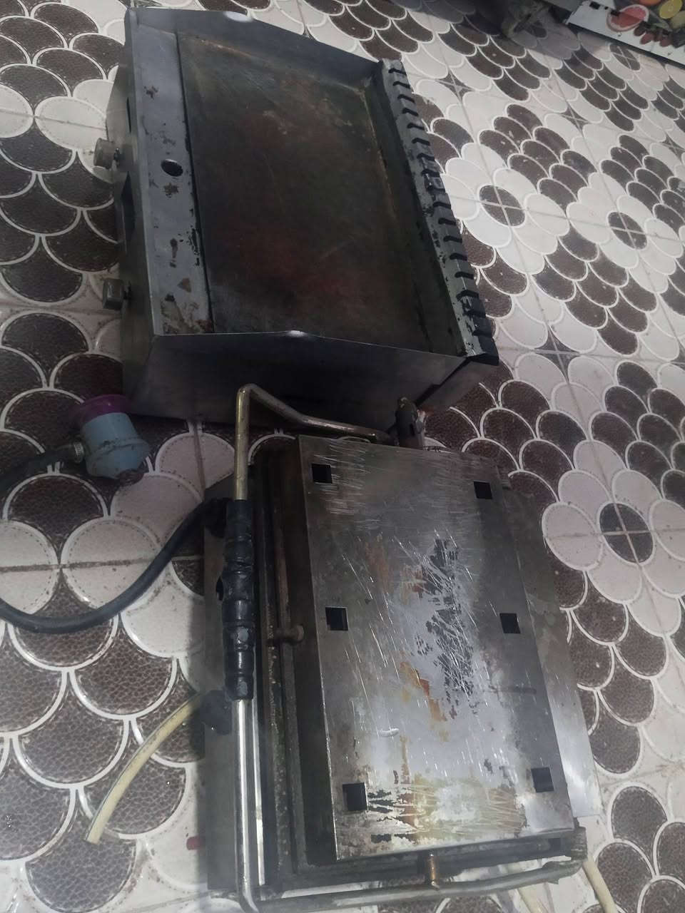 سلام عليكم غراض للبيع
حمايه كبير  غاز وعل كهرباء 
شوايه دجاج نضيفه  8شياش 
كريل مال بركر 
كابسه صاج 
مكينه ازبري ثلاث احواض 
مكينه عصير. 
للاستفسار 
***********
اتصال واتساب 
مفتوح
