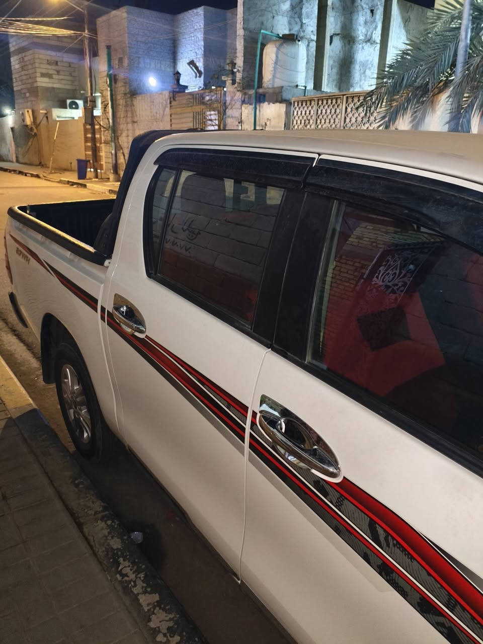 هايلوكس 2025 فول مواصفات تبريد باكشنات بيه حادث خفيف سعر 295وبه مجال اتصال ***********
