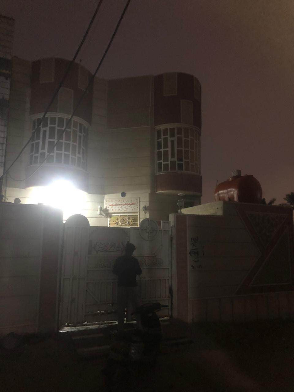 بيت للبيع مساحه 170 متر
طابقين بناء فرمستون 
الطابق الاول غرفه وصاله ومطبخ وديوان وكراج 
الطابق الثاني غرفتين وصحيات
العنوان ابو الخصيب عويسان
طابو زراعي عراقي 
السعر 145 للااستفسار *********** البصرة, العراق
