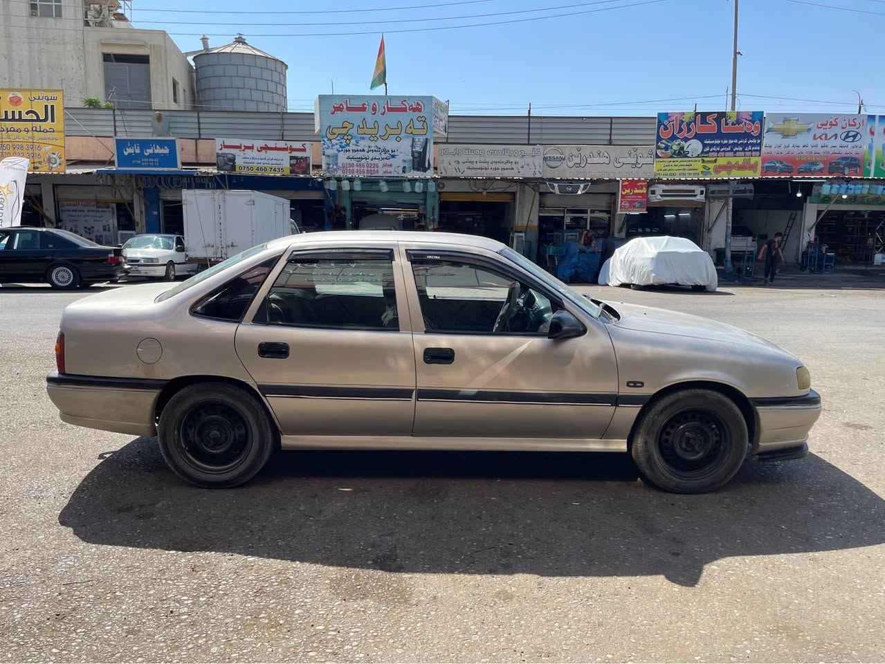 سەرەتا بە ناوی خوای گەورە .. ڤیکترا بۆ فرۆشتن ١٩٩٠ بێ لێدان ٢٠ ی تۆماتیک  سەیارەکە گێر مەکینە بە شەرت   تەقە و رەقە بەشەرت هەمو گیانی بەشەرت ... ٢ وەرەقە خرامەی لەسەرە .*********** Singapore

