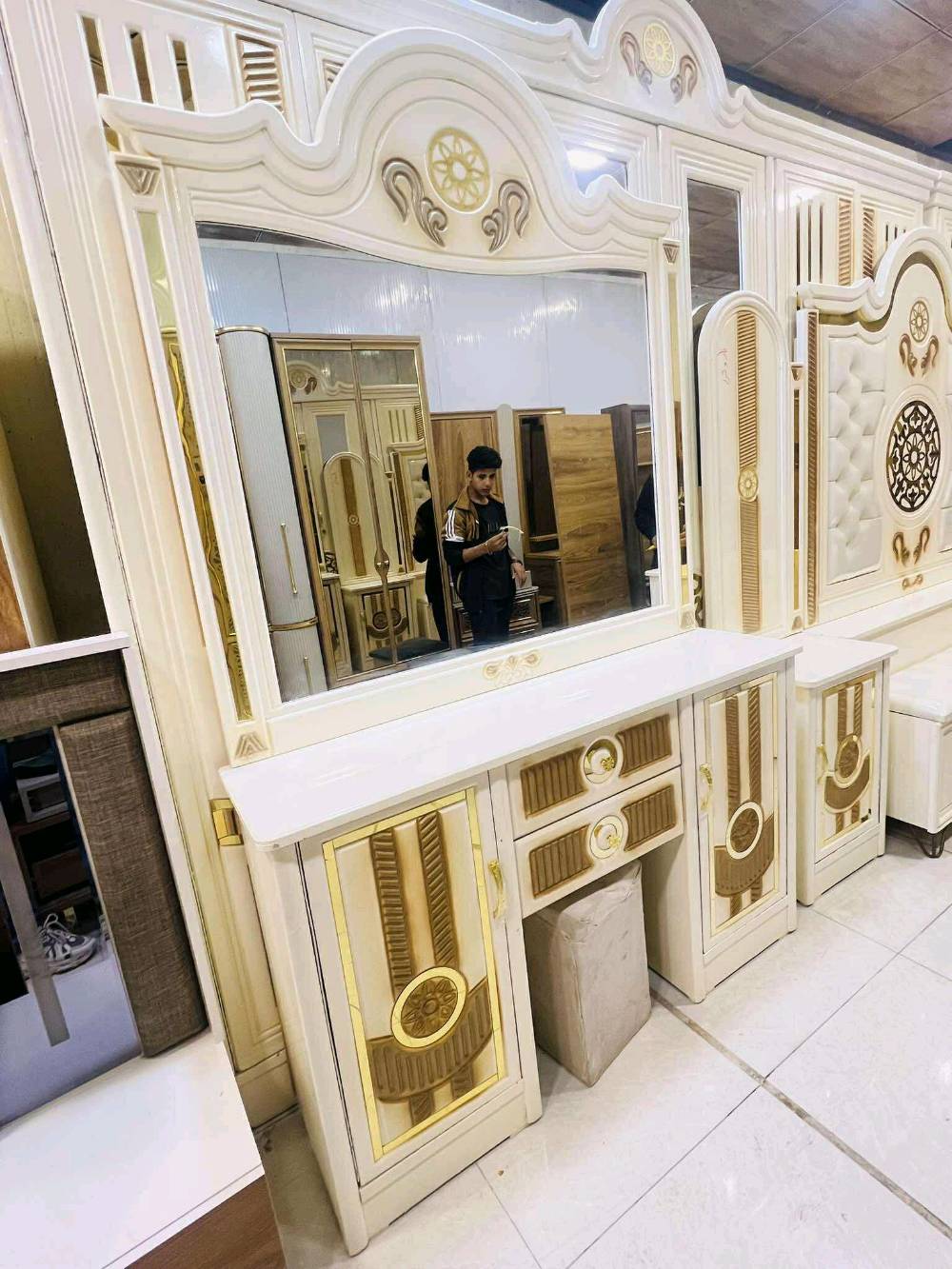 غرفة. عراقي.  تصميم تركي. كوالتي عالي تحفة فنية. ٦ابواب كولش. فخمة شغل. ثكيل. مليون و250. واصل. كول.  مناطق بغداد