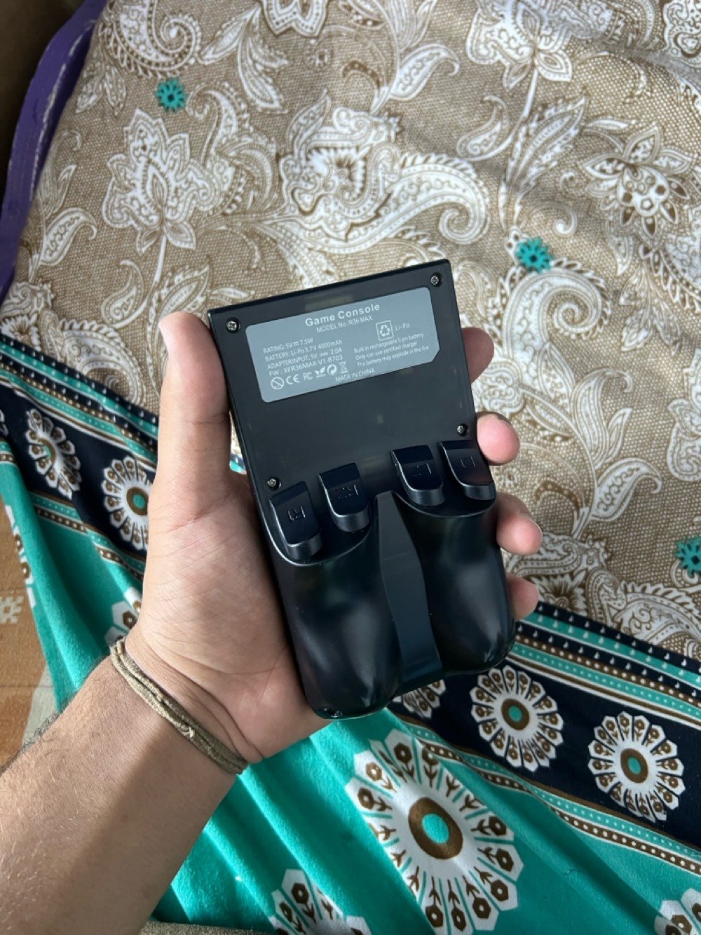 🎮 للبيع: جهاز الألعاب المحمول R36 MAX (نسخة مميزة)
لعشاق ألعاب الطيبين والجيل الذهبي، متوفر الآن جهاز الألعاب الكلاسيكي المحمول R36 MAX بتصميمه العمودي الأنيق وأدائه القوي، فقط يحتاج إلى ترسيت الجهاز