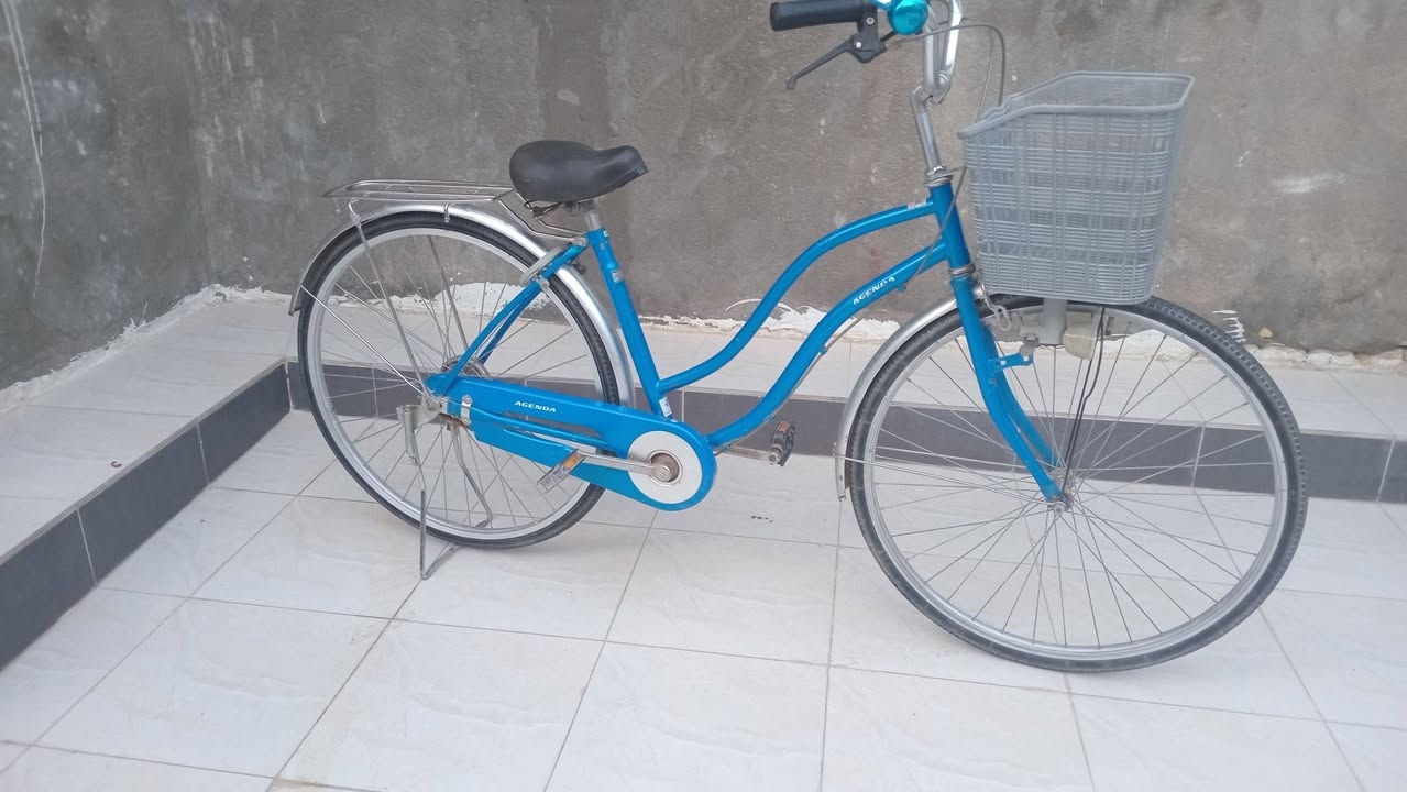 السلام عليكم اخوان هاذه الباسكل للبيع نضيف حجم 27 رقم الاتصال *********** السعر 90 او بي مجال
