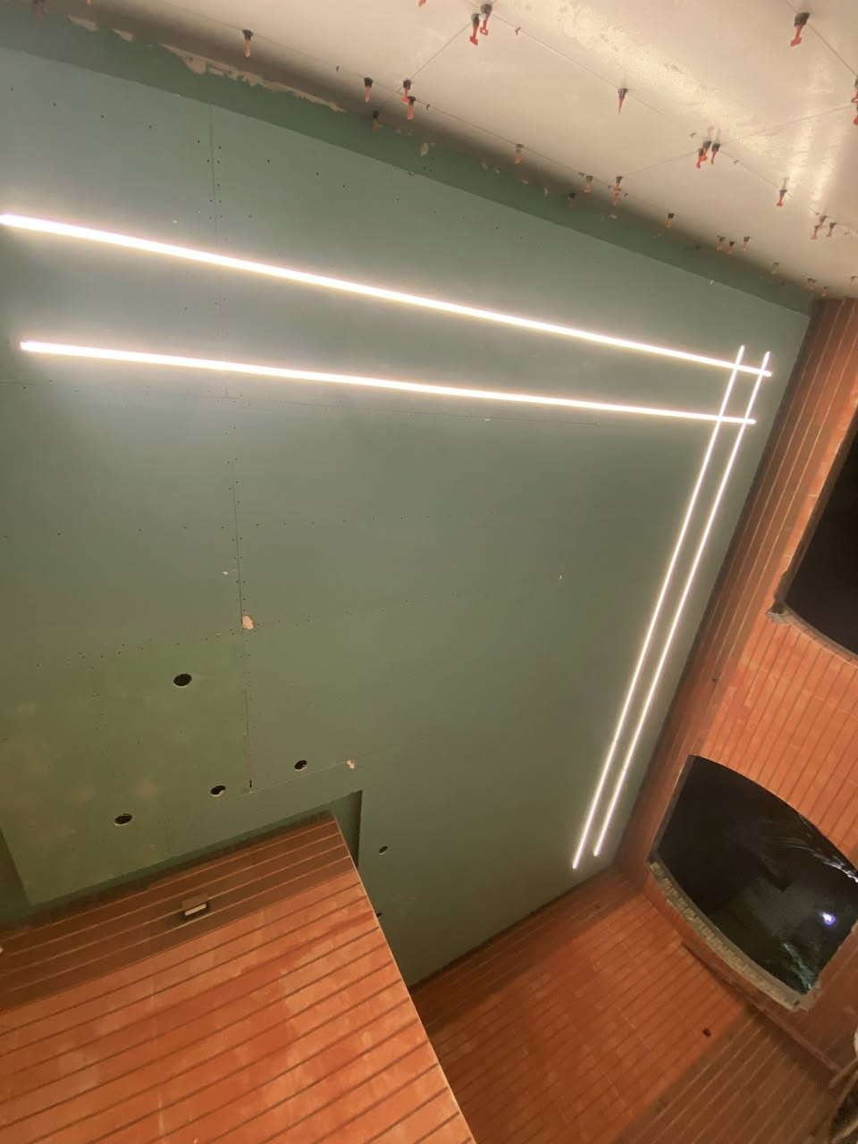 تصميم وتنفيذ الديكورات الحديثة للمنازل والفلل والمشاريع السكنية

⸻

اسم الشركة: شركة أبو الأكبر للديكورات الداخلية والخارجية

⸻

خدماتنا

الديكورات الداخلية

* تصميم وتنفيذ الأسقف الثانوية (جبس بورد).
* ديكورات الجدران والشاشات.
* الإضاءة المخفية والديكورية.
* تصميم غرف النوم والمعيشة والاستقبال.
* تصميم وتنفيذ المطابخ الحديثة.
* تصميم الحمامات والديكورات الداخلية الفاخرة.
* اختيار الألوان والخامات بما يتناسب مع ذوق العميل.

الديكورات الخارجية

* تصميم وتنفيذ واجهات المنازل العصرية والكلاسيكية.
* واجهات الفوم والزخارف الخارجية.
* أعمال الحجر الطبيعي والصناعي.
* تصميم المداخل والأسوار والحدائق.
* الإضاءة الخارجية والتنسيق المعماري للواجهات.

⸻

مراحل العمل

1. معاينة الموقع وأخذ القياسات.
2. إعداد التصاميم والمخططات.
3. اعتماد التصميم من قبل العميل.
4. تنفيذ الأعمال وفق المواصفات المطلوبة.
5. التسليم النهائي بعد المراجعة والتدقيق.

⸻

لماذا شركة أبو الأكبر؟

✓ تصاميم عصرية ومبتكرة.
✓ جودة عالية في التنفيذ.
✓ الالتزام بالمواعيد.
✓ أسعار مناسبة ومنافسة.
✓ إشراف ومتابعة مستمرة حتى

شعارنا

“نحو منزلٍ أجمل… بتصميمٍ يليق بذوقك

للتواصل  📞***********
