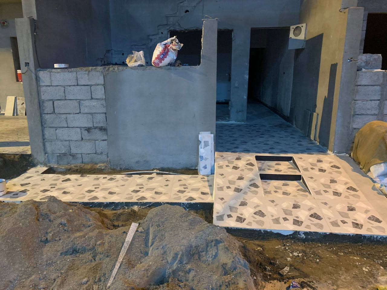 بيت 100  متر طولاني طابقينبناء حديث زراعي واجهة 5. بي نقص ابواب وشبابيك وشتايكر وسقوف يحتوي طابق الارضي كراج استقبال مطبخ حمامات غرفة نوم ومنور والطابق الثاني هول صغير وغرفتين نوم وحمامات موقع البيت منطقة الحمزلي الي يريد السعر يتفضل عالخاص او اتصال بالرقم  *********** 
***********
