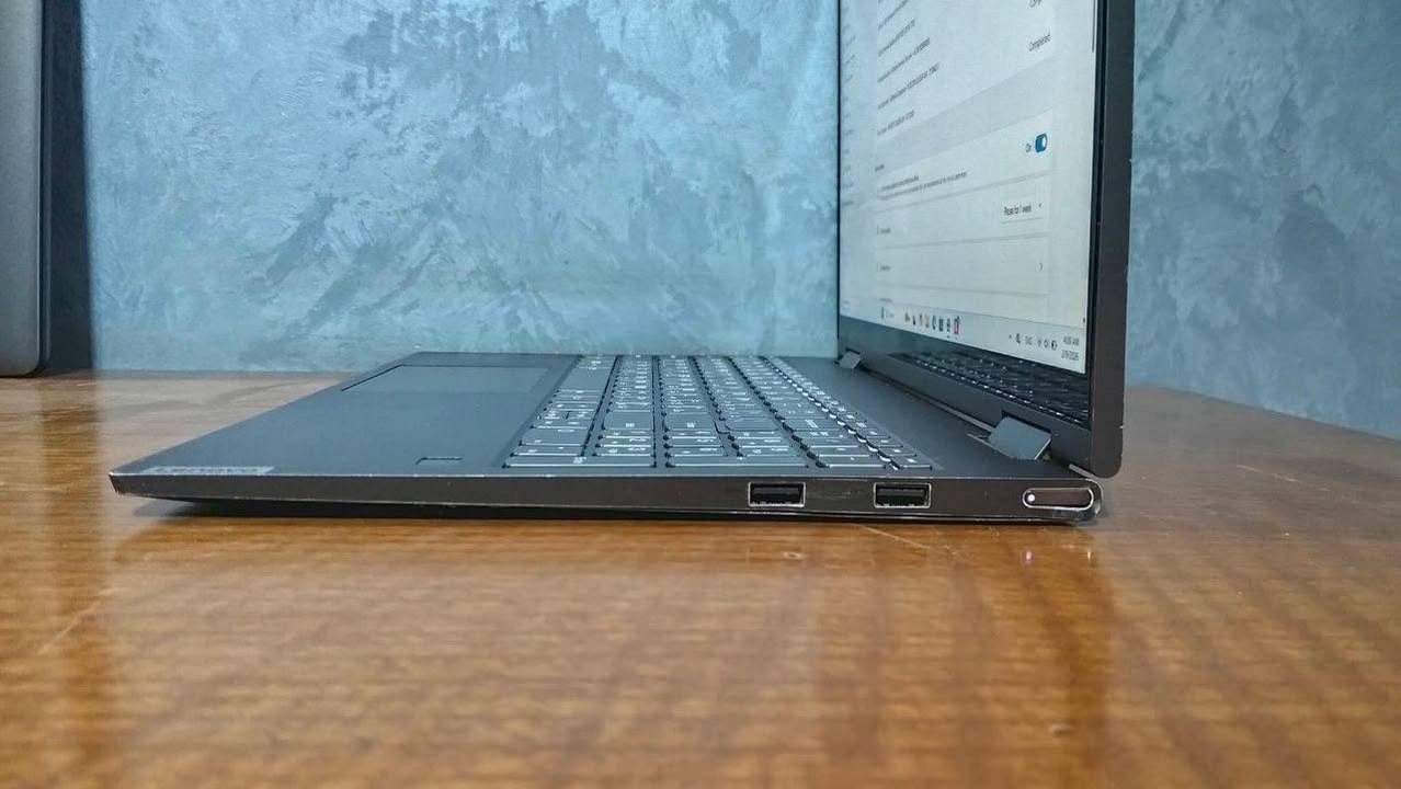 ✨ Lenovo Yoga C740 Convertible ✨
جهاز عملي يجمع بين اللابتوب والتابلت في جهاز واحد، مناسب للدراسة والشغل والتنقل بفضل الشاشة اللمس القابلة للدوران 360 درجة.

━━━━━━━━━━━━━━━━━━━━━━

🔹 Intel Core i5-10210U
جيل عاشر

4 Cores / 8 Threads

✔ أداء ممتاز للمهام اليومية
✔ مناسب للعمل والدراسة والاجتماعات

🔹 RAM 12GB DDR4

✔ سعة مريحة لتشغيل أكثر من برنامج في نفس الوقت
✔ تجربة استخدام أكثر سلاسة

🔹 SSD 256GB

✔ إقلاع سريع للنظام
✔ سرعة ممتازة في فتح البرامج والملفات

━━━━━━━━━━━━━━━━━━━━━━

🖥️ الشاشة

15.6 بوصة Full HD IPS

✔ تعمل باللمس
✔ تدور حتى 360°
✔ يمكن استخدامها كلابتوب أو تابلت
✔ ألوان جيدة وزوايا رؤية واسعة

━━━━━━━━━━━━━━━━━━━━━━

⚙️ المواصفات الإضافية

✔ كيبورد بإضاءة خلفية
✔ قارئ بصمة
✔ شاحن Type-C أصلي 65W
✔ تصميم أنيق وعملي

━━━━━━━━━━━━━━━━━━━━━━

🔋 البطارية الأصلية
الحالة: 73%

📝 الحالة الخارجية:
يوجد آثار استخدام خارجية بسيطة والجهاز يعمل بكفاءة كاملة.

━━━━━━━━━━━━━━━━━━━━━━

🎓 مناسب للطلاب
💼 مناسب للشغل المكتبي
📹 للاجتماعات أونلاين
🌐 للتصفح والاستخدام اليومي
🎬 لمشاهدة المحتوى

━━━━━━━━━━━━━━━━━━━━━━

🛡 ضمان شهر
🔄 15 يوم استبدال
🚚 شحن لجميع المحافظات

📩 للحجز أو الاستفسار تواصل خاص.

🔥 جهاز مرن يجمع بين اللابتوب والتابلت مع شاشة لمس كاملة الدوران وسهولة استخدام يومية 🔥


**إذا كنت صاحب هذا الإعلان وتريد حذفه لأي سبب، رجاءا أرسل رسالة إلى الدعم الفني**