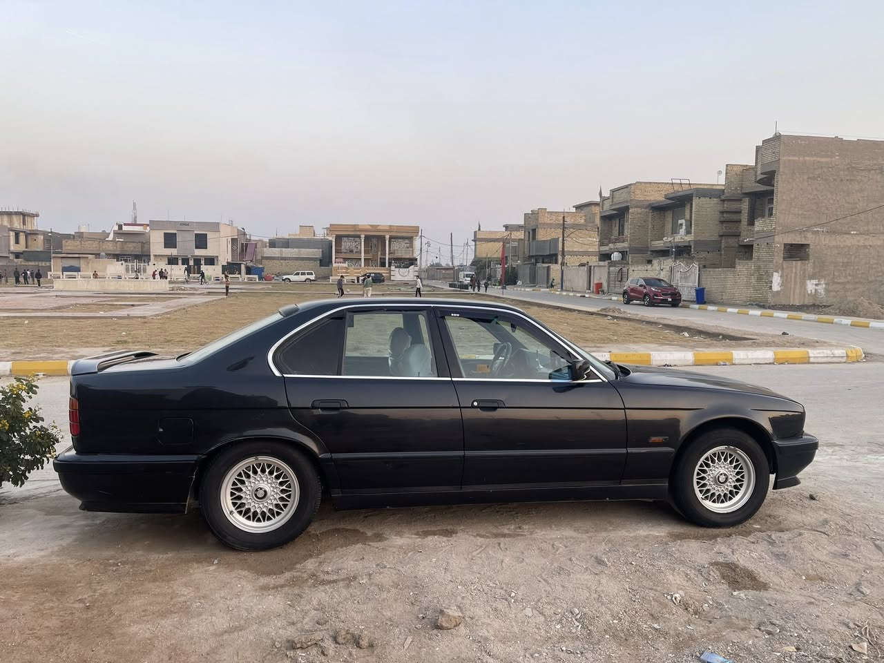 السلام عليكم سياره بي ام  موديل 1993 نضيفه جدا رقم بغداد تحويل مباشر حجم 540 محرك كير خير من الله داخل جلد اسود فول مواصفات اي ستفسار الاتصال ***********
