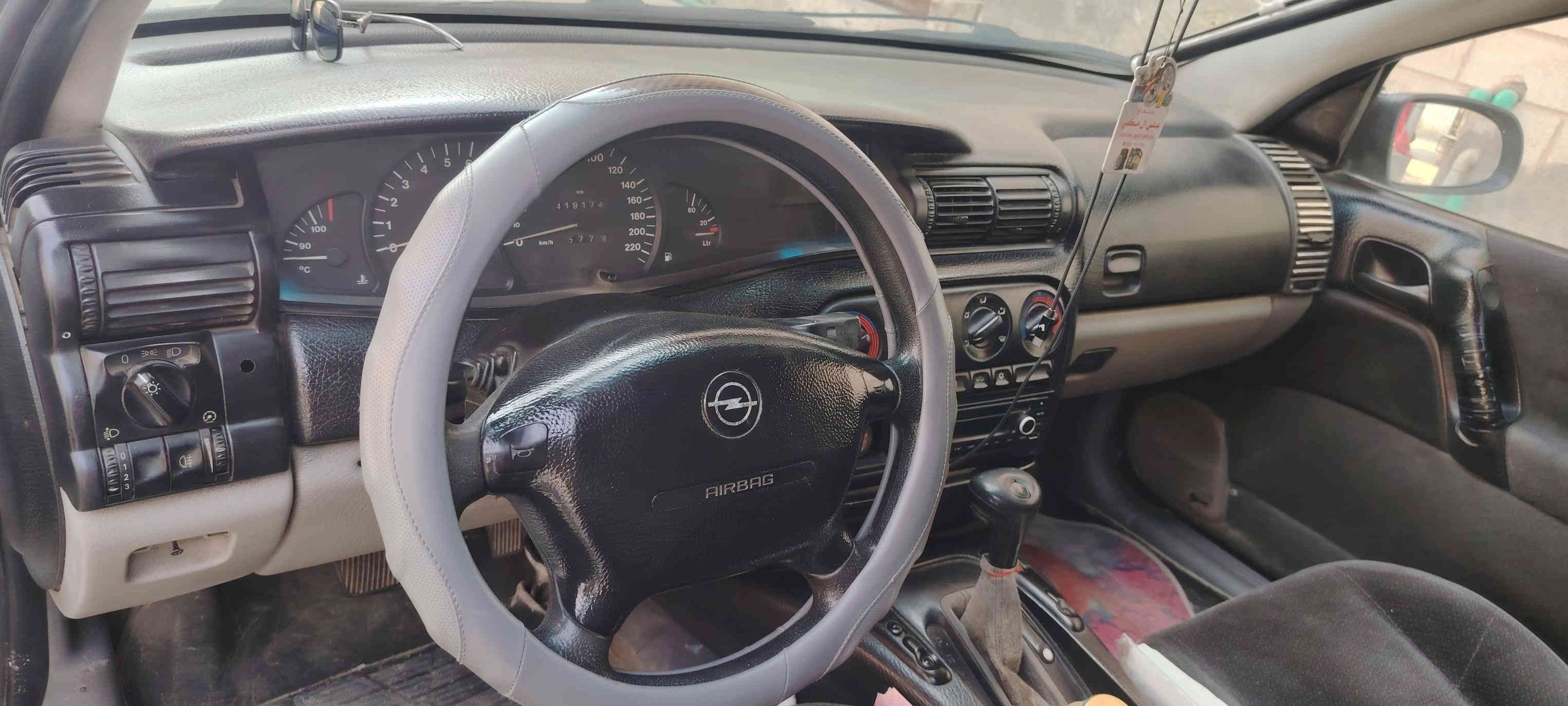 السلام عليكم اوبل بزون موديل 96 محورففتي 2500 فيشه وبطل المرغوب تبريد ثلج تدفئه شغاله
منضومه بانزين جديده عبوه جديده تخم تاير مال بي ام عريض غرفه جديده سستم سماعات  باتري جديد 
لايت زنون رقم بغداد بسمي نفس اليوم مداور ترايك 180 شرط مكان الدوانيه قضاء عفك ***********
السعر 52 وبيهه مجال
