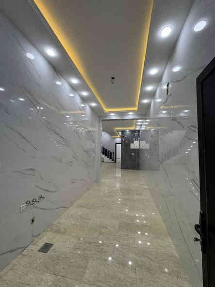 � 
منزل للبيع - السيدية / مربع الضباط
 🏡

الاستقرار هو المستقبل في كل عقار 👍
للراغبين بالحداثة والفخامة ✔️

🔹 الموقع: بغداد - السيدية - مربع الضباط - خلف شارع الكويتي 
🔹 المساحة: 162م
🔹 الواجهة: 6م

🟡 العقار يتكون من دارين  twin مساحة كل دار 162م

💠 
تفاصيل البناء (ثلاث طوابق):

🔸 الطابق الأرضي:
غرفة نوم + مطبخ + خدمات + هول حولي + استقبال + منور

🔸 الطابق الأول:
3 غرف نوم (منها غرفة سويت) + خدمات

🔸 الطابق الثاني:
بيتونة + سطح أمامي وخلفي

🟣 
مواصفات البناء (درجة أولى - حديث):

✅ واجهة مرمر بتصميم حديث
✅ أرضية مرمر
✅ الدرج بايات انارة بيانو
✅ محجر ألمنيوم جام درجة أولى
✅ شبابيك ألمنيوم سلايد مقطع ممتاز
✅ جدران سيراميك ألواح
✅ أبواب داخلية تركية - أحدث تصميم
✅ أبواب خارجية قاصة
✅ ديكورات داخلية

📦 المنزل فارغ حالياً - جاهز للسكن فوراً

📞 
للتواصل والاستفسار:

أبو علي الجنابي 📲 0790 681 5314
علي الجنابي (أبو همام) 📲 0772 230 6859

أو زورونا في شركة الاستقرار
📍 السيدية - شارع الضباط - قرب دائرة الكهرباء
