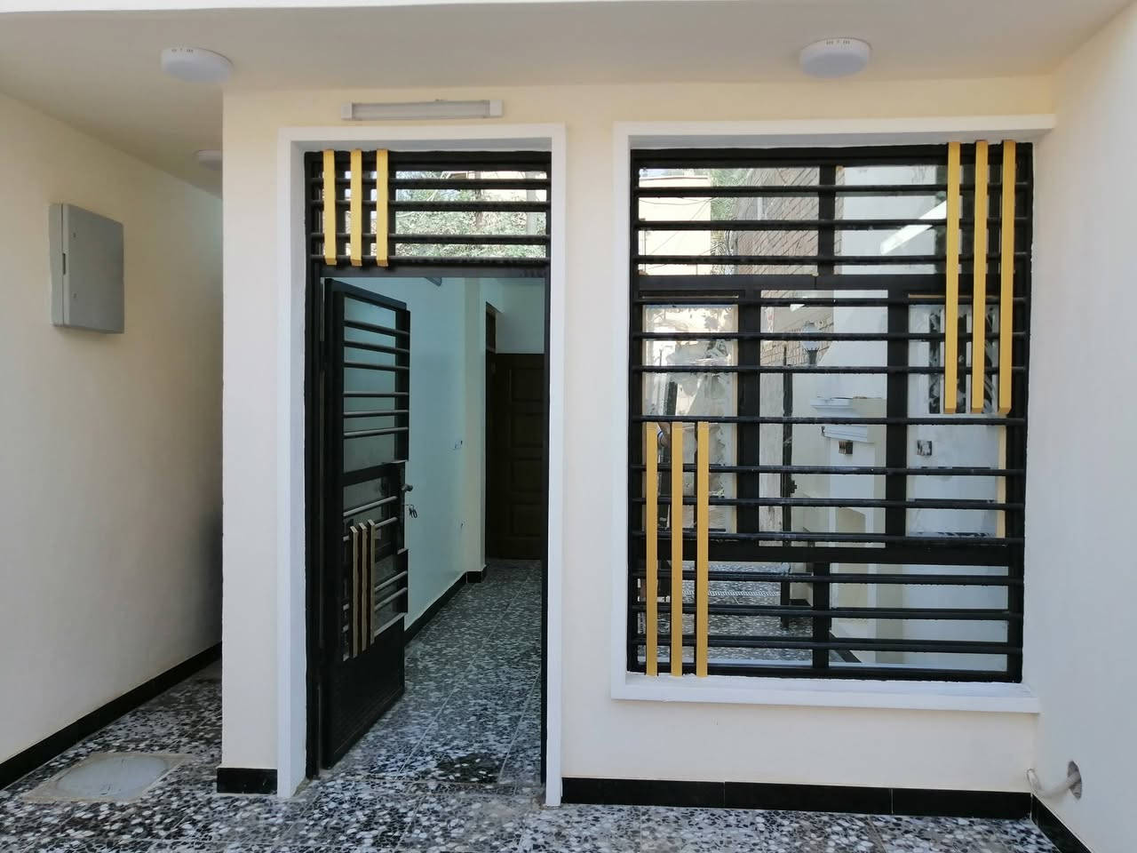 السلام عليكم بيت للبيع طابو صرف اعكادة مساحة ١٣١متر منطقة الأمين الثانية  السدة القديمة يحتوي البيت علا غرفتين نوم وحمامات ٢ اتواليتات ٢ استقبال  مطبخ صالة درج البيت  مدخلين اي استفسار راسلني او اتصال عل رقم ***********
