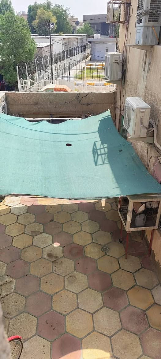 السَلٱمٌ عـَلـْيگمّ-ۈرحـْمّـٌة ٱللـّہ ﯙبُرگـّاتہ  

بيت للبيع في حي العصري المساحة 200 مترر
 
يحتوي على غرفتين واستقبال كبير 
مع صاله وكراج لسيارة كبير 
مع صحيات خارجيه وداخليه
مع مشتمل معزول في الطابق الثاني 
غرفه كبيرة ومطبخ وصحيات 
#ملاحظه بناء قديم 

مقابل متنزه رونق الماس للاستفسار الاتصال على 👇👇
                                                          ***********
