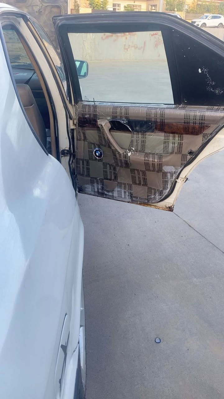 السلام عليكم بي ام دبليو مديل 90 بجم عريض مكينه كبس كير واكسل بشرط عليها كير عادي zf السياره شلعه ومعدل طياره كهربائيات كلها شغاله تبريد وتدفئه شغالات صدر امامي خلفي جديد مابيها نقص دعامياتM دوسات Mترايش M عليها وياله هامان طخم تاير جديد رقم السياره اربيل ومكانها اربيل الشراي يتصل هذا رقمي *********** مستعجل علبيع سعرها 39 والله مو سعرها بس متوازي وبل الف عافيه عل ياخذها
