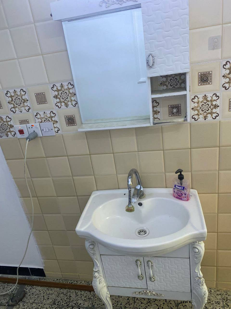 كنتور١٢٥ ثلاجه ١٣٥ ميز طعام١٥٠ غساله هيتاشي ١٣٥ غساله اماعين٢٢٠
طباخ١٢٥كونتر ٥٥٠ الكونتر جوزي٩٠
ثلاجه مكتبيه٦٥ديوان تفصال٣٥٠ بعضهم مع توصيل 
***********
