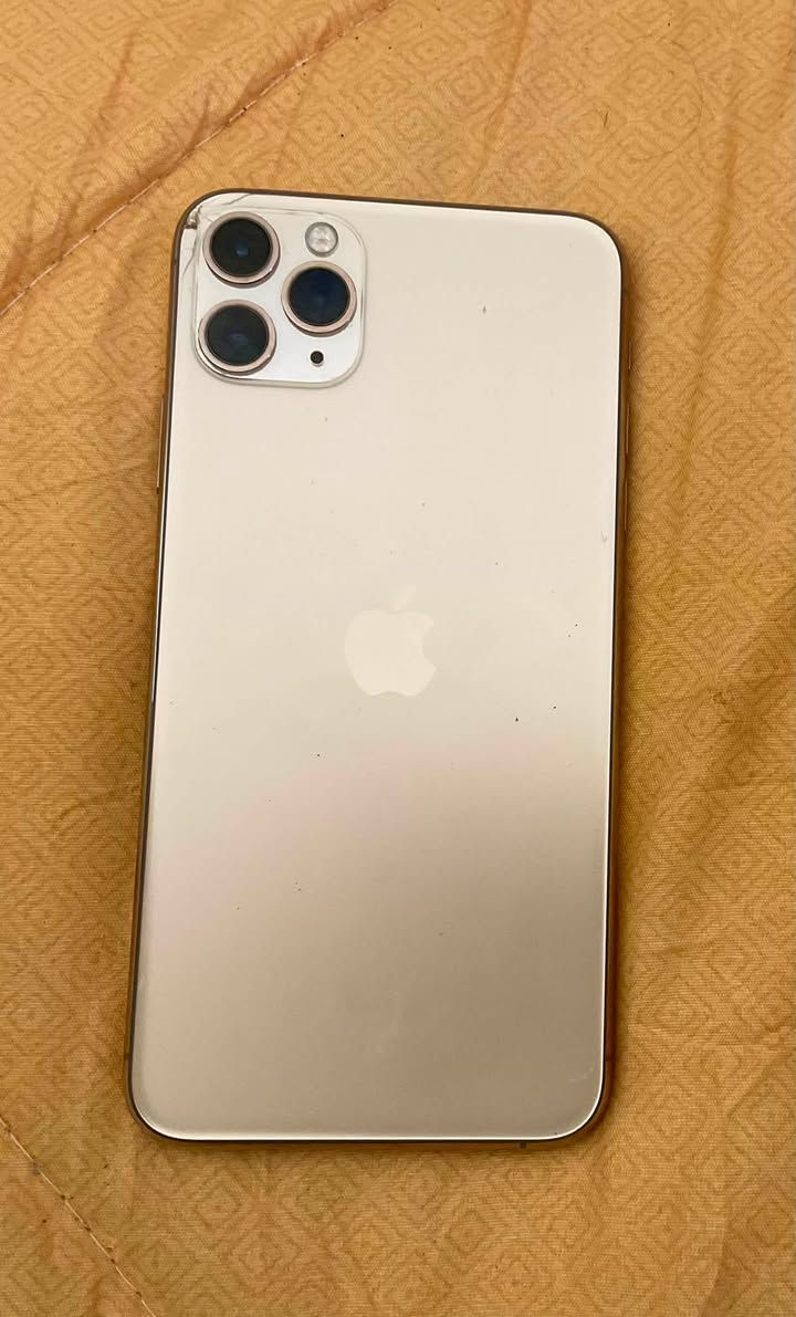 iPhone 11 pro max
الذاكرة: 256GB
الشاشة: مبدلة شاشة أصلية
صحة البطارية: 71%، أصلية وغير مبدلة
الجهاز يعمل بشكل ممتاز، وما بي أي مشاكل بالاستخدام.
يوجد ضربة بسيطة جداً بجانب الكاميرا ولا تؤثر على عمل الكاميرات 

السعر: (275)
الموقع: (بغداد حي الرئاسة)
للتواصل: *********** واتساب
