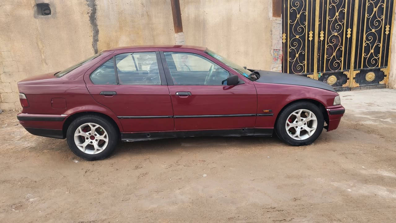 السلام عليكم للبيع بي ام موديل 92 رقم بغداد وراعيه جاري رقم جديد مكينه وكير واكسل وحداديه كفاله مكينه اربعه سلندر كير عادي وجاهزه من كلشي ولاصبغ ولاضربه وتحويل كبل السعر 37  للستفسار ***********  مكاني البصره الزبير  واذا مراوس هم عادي حسب القناعه مكلف بلنشر
