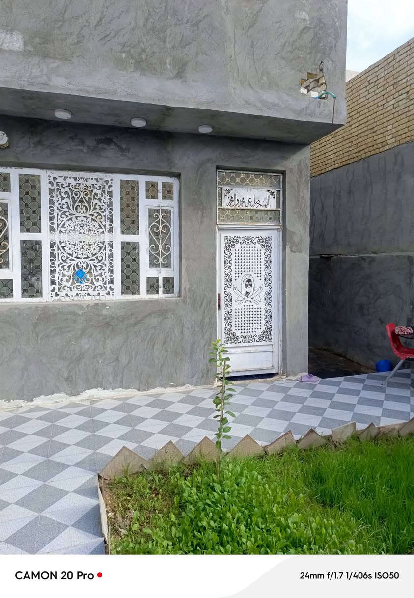 ياالله بيت مساحته 300م منطقت حي المتنبي شارع طلال قريب عشارع العام بناء جديد البيت يحتوي على غرفتين وصاله وستقبال ومطبخ وصحيات خارجيه داخليه بيت كلش حلو ومكان مميز ***********//***********
