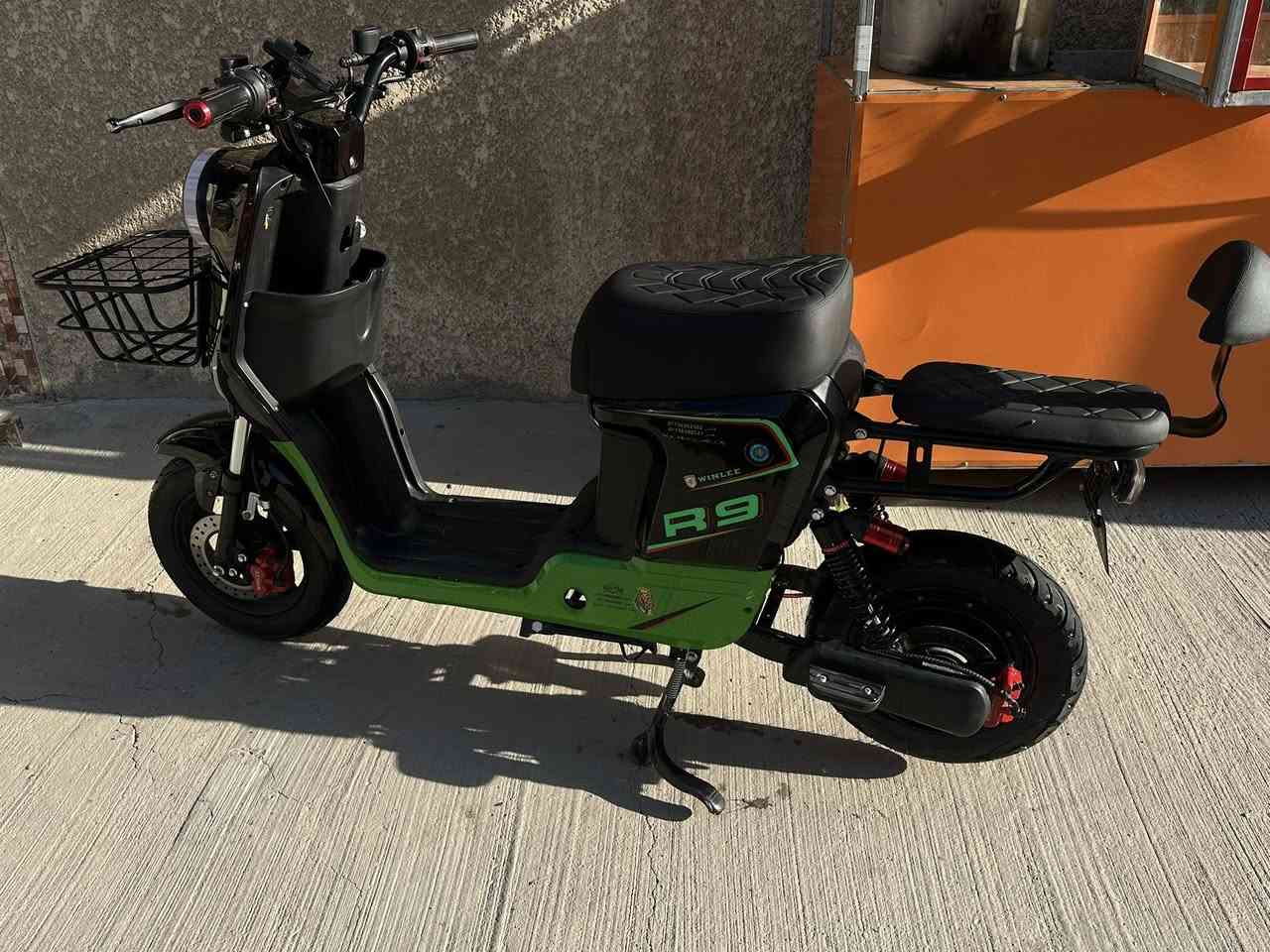 دراجه R9
موديل 2025
بطارياته زينات مع الشاحنه الاصليه 
و سعره 400 الف و بيه مجال 
للستفسار على الرقم /***********
