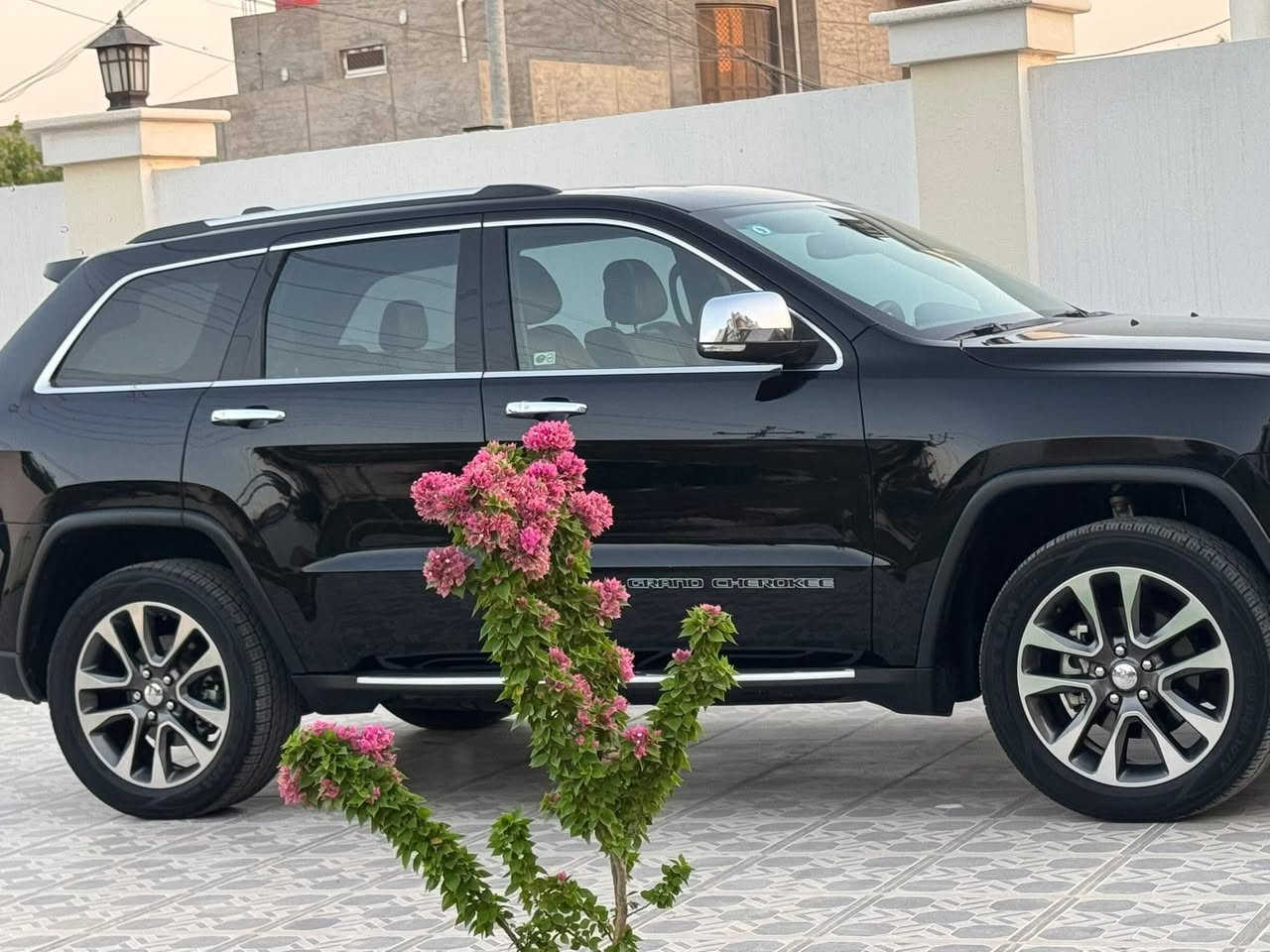 جيب كراند شيروكي 2018 
فور ويل 
سياره لمتدد
ماشيه 183 كليو متر 
سياره كلين 
داخل بيجي 
 بانوراما 
كشن تبيرد -تدفئه
اطفاء ذاتي 
رادار جانبي وخلفي
صندك كهرباء 
ماوس وتحكومات قياده
كشن خزن 
ستيرن كهرباء  
لمتدد معروفه بمواصفاتها 
سياره جديده كلش 
بيها تخم تاير دلوب 
حجي الويل 20
بعد بيها هواي مواصفات 
تحويل مباشر 
المكان رمادي 
السعر 290
اتصال ‭0782 840 4190
