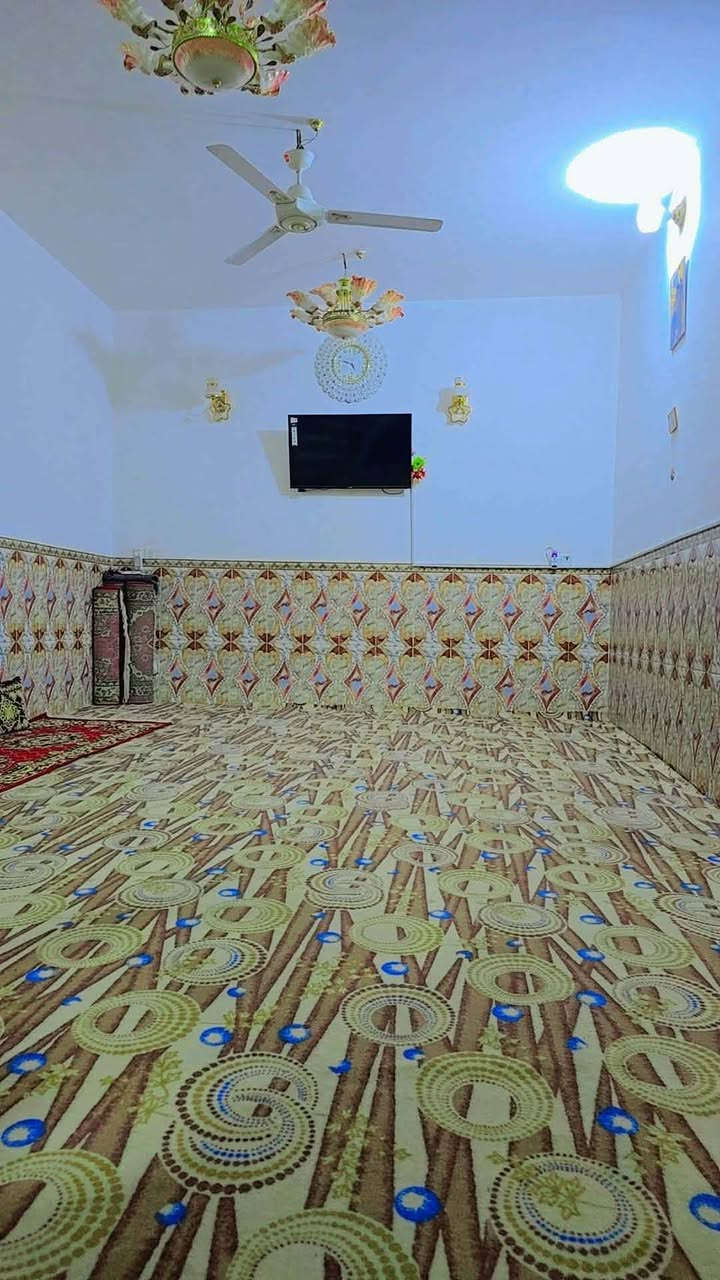 🏡 للبيع منزل طابقين – كربلاء / الجمعية الثانية (قبل الساهرون)

📍 الموقع: الجمعية الثانية، شارع طارق، قرب البانزينخانة، أرض كربلاء، قريب من الشارع العام (30 متر)، والفرع كونكريت.

📐 المساحة: 200 م²

💰 السعر: 180 مليون دينار عراقي، وقابل للتفاوض.

مواصفات المنزل:

🔹 الطابق الأول:

- كراج سيارة كبير.
- صحيات خارجية.
- استقبال بمساحة (8.5 × 4 م).
- مطبخ حار وبارد.
- صالة بمساحة (8 × 4 م).
- غرفتا نوم، كل غرفة (5 × 4 م).
- منور بين الغرف.
- صحيات داخلية.

🔹 الطابق الثاني:

- صالة.
- غرفتان:
  - غرفة (5 × 4 م).
  - غرفة (8 × 4 م).
- نظام سويت.
- الحمام غير مكتمل.
- مساحة متبقية تكفي لبناء غرفتين إضافيتين.
- البناء من البلوك وبكونكريت مسلح درجة أولى.

📞 للاستفسار:
***********
#حسين_لعقارات_كربلاء🏘🏘
