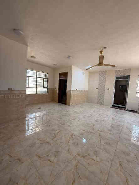 دار للبيع المساحة  250م طابو صرف 
العنوان / بابل حي الجزائر مقاطعة 89
الواجهة 12.5 النزال 20
بناء عام 2023
طابقين 
يحتوي الطابق الاول 
غرف نوم عدد 2 
أستقبال +هول 
مطبخ 
مجموعه صحية داخلية وخارجية 
**** الطابق الثاني 
غرف نوم عدد 2
هول كبير 
مجموعه صحية 
***كراج سياره 
السعر 215 مليون 
ملاحظة مطلوب للمصرف العقاري 50مليون يحول على المشتري ..التسديد الشهري 332 مليون 
للاستفسار الاتصال 
***********
***********
مكتب عقارات أبراج بابل 
عنوان المكتب بابل حي الجزائر مقابل الجسر الدولي
