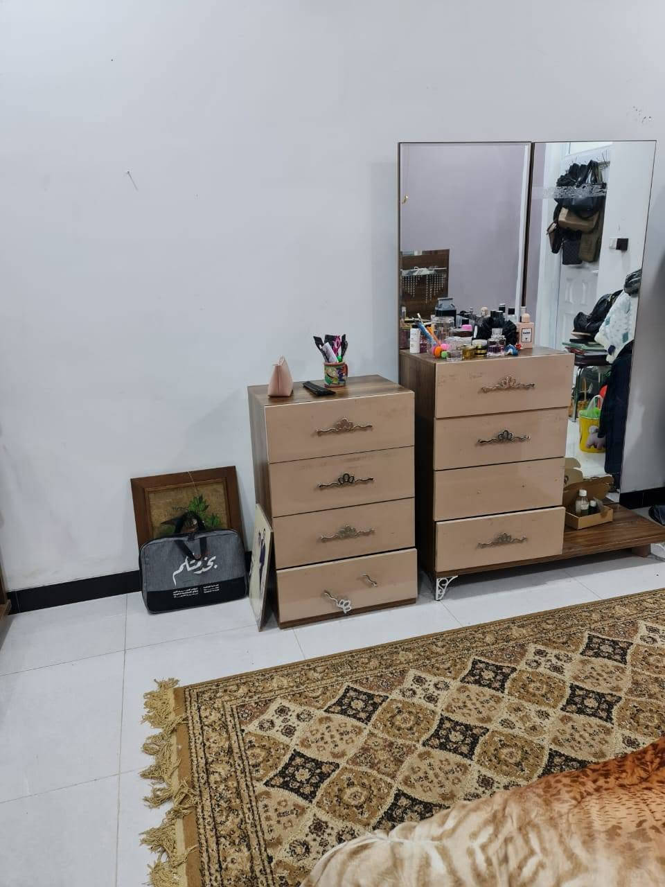 غرفه للبيع مستعمله ست اشهر فقط 600 الف وبيها مجال الاستفسار على الرقم ***********
