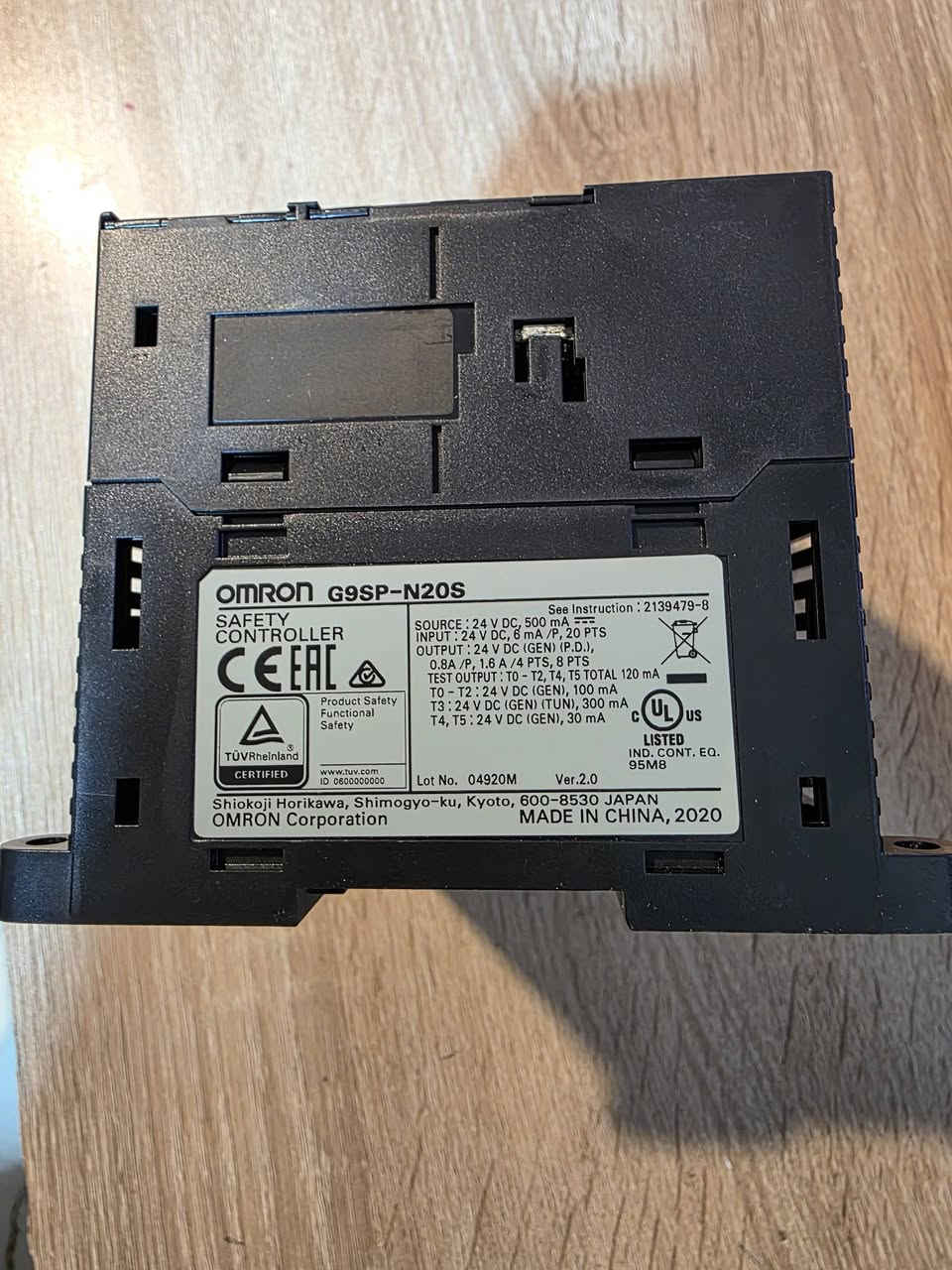 الجهاز هو وحدة تحكم أمان من سلسلة Omron G9SP، طراز G9SP-N20S.
يتميز بـ 20 مدخل أمان و 8 مخارج أمان، ويعمل بجهد 24 فولت تيار مستمر.

يستخدم للتحكم في تطبيقات الأمان الصغيرة والمتوسطة الحجم. الي تخدمه يتواصل ع الرقم ***********
