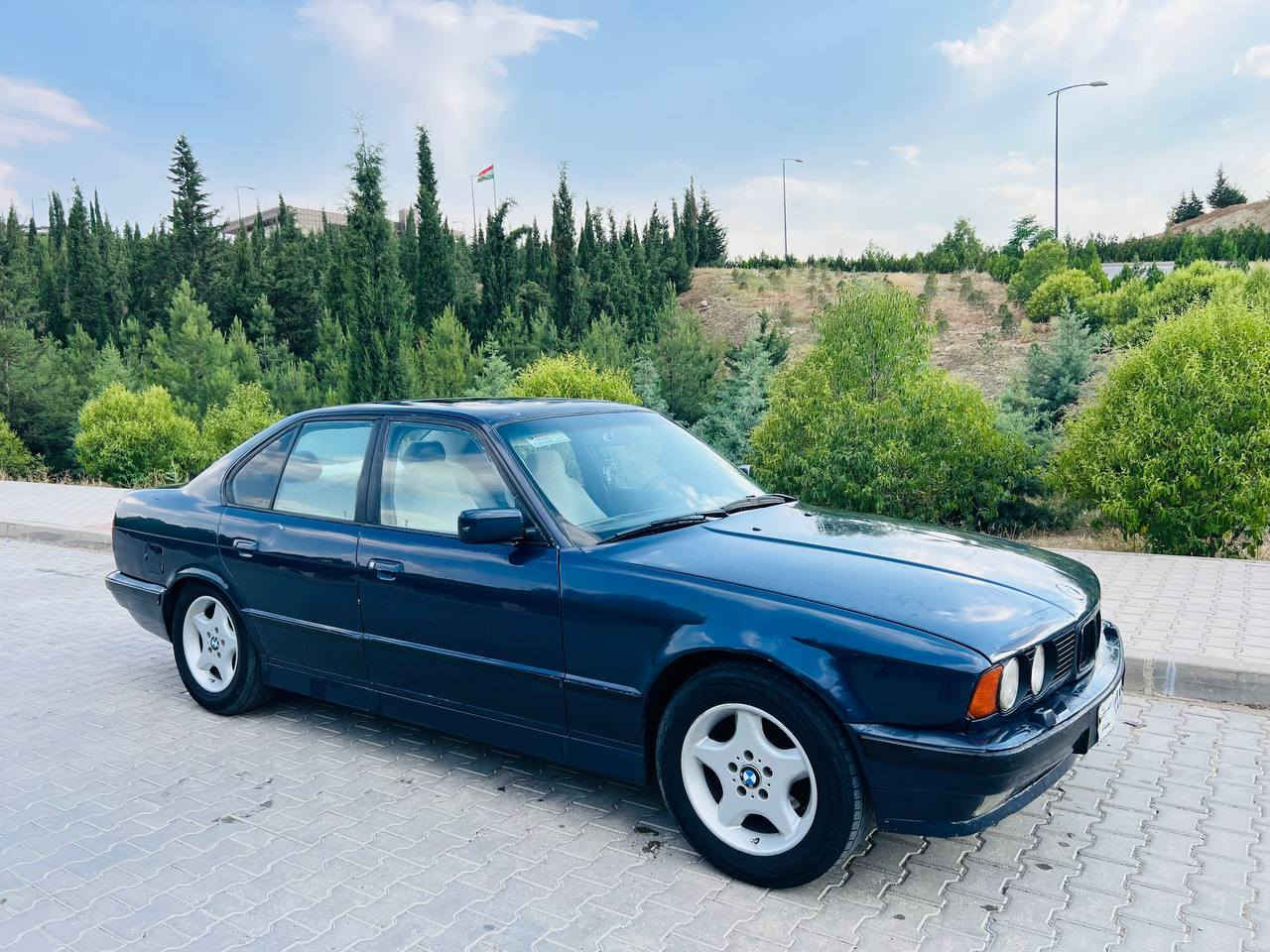 سەرەتا بەناوی خوا ماشاللە لەماڵی هەموو لایەک 
BMWبۆفڕۆشتن 
نموونه يي نيه له جوانيا 
مۆدیل 1991 ئارم پلاستيكه  به شه رتي ئارموو ئه وه لياتت 
موسوو براوه ش به شه رت
مکینە 525 كه پس ديجيتال گیڕ عاديه   به شە رتي گيرو مه كينه  هه لمي ده مي نيه 
كاره باهي هه مووي ئيش دكات  
دوو جام كاره باهيه  سلايته  قفل مه ركه زيه سيدي هه موو شتيكي مزبوتت 
گيچه كاني هه مووي ئيش دكاتت 
 چوار تايه و ويلي تازه تازه يه
سه ياره كي تا بليت توندوو توو  مالي دووسته 
پيشو دواي كه پسه هيچ ده عمو ليدراوي نييه
نرخ (( 29گه لا معاله ي برايانه)))
***********
*********** 
له سليمانيه سياره كه
