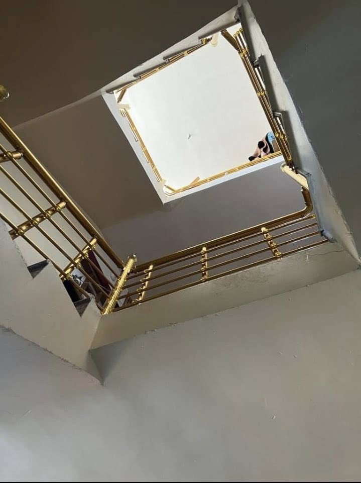 بسبب الوعود الكاذبة
لسلام عليكم 
متاح بيت للبيع مساحه 144 قطاع ٣٥ مقابيل مدرسه الطاهرة للبنات بناء ٢٠١٧ والواجهه قبل حوالي سنه سويناهه حجر كما موضح بالصور

يحتوي الطابق الاول
 طرمة ..تواليت خارجي ..استقبال.. مطبخ بارد ..منور ..حمام وتواليت مشترك ..غرفتين..ترك 
الطابق الثاني ..اربع غرف .. حمام وتواليت مشترك منور صغير

للاستفسار  
***********
