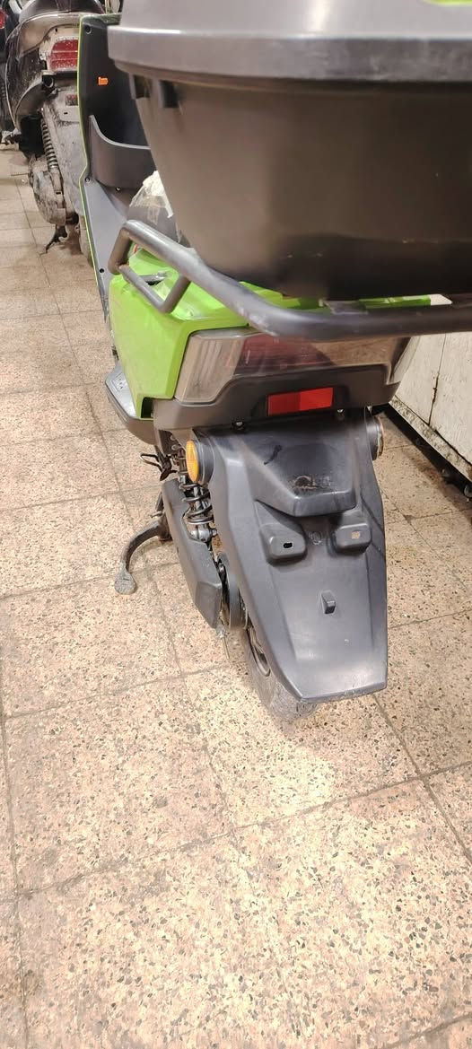 للبيع الاخضر خمس باتري السعر 450  والبيض سته باتري السعر 650  ***********     ***********
