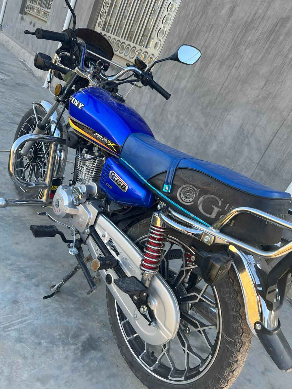 السلام عليكم دراجه سيفان موديل 2024 بيه بس منفيس فقط السعر 800 وبيه مجال مكان الصقلاويه رقم الهاتف ***********
