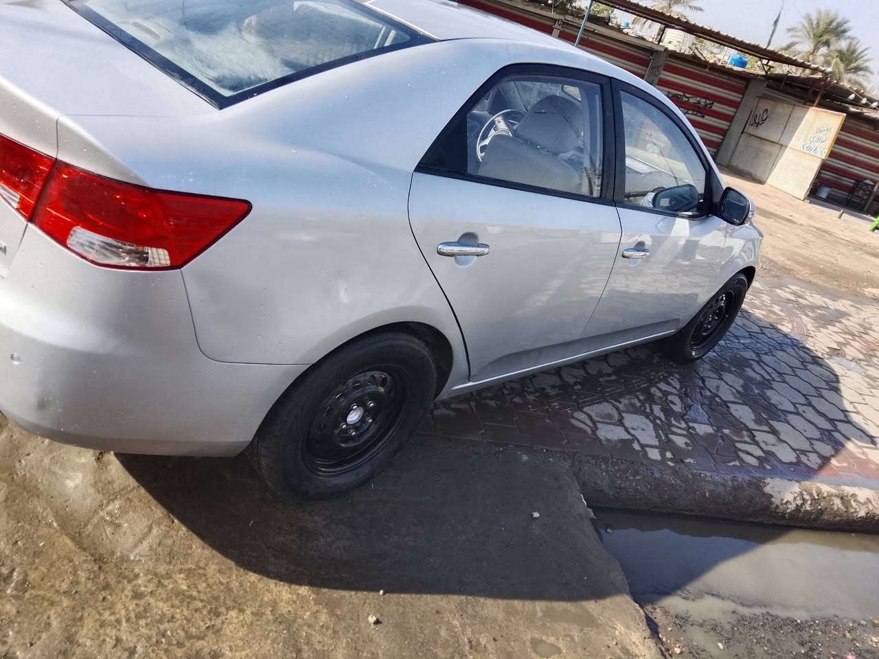 للبيع سياره جديده مال جناي ما ماشيه بل عراق سيراتو موديل 12 السعر 46 بيه شي قليل اخوان اني مكلف بل نشر ***********
