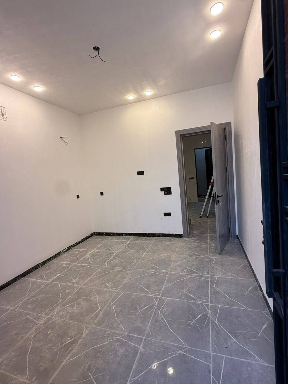 أرخص من هيجي🏠 عقار متلكه ع شارع 15متر أمامك ماكو جيران💯🏠
دار للبيع زيرو قيد الإنشاء
مساحه 50متر زيرو
يحتوي على 3طوابق 
3غرف نوم صحيات عدد 2 
صاله مطبخ بيت فول مواصفات 
واجه مرمر أرضيات مرمر
أبواب قاصه شبابيك المنيوم 
موقعه حي الجهاد ضباط شهداء يبعد عن شارع العام 10متر  بصف الركن 
الاستفسار اتصل 🗣📲📞***********
***********
زورو موقعنا الكائن حي الجهاد شارع 60 مجاور مدرسه طيور الجنة
