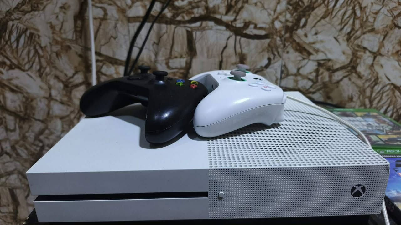 اكس بوكس 1اس واحد تيره
جوستكين وحده كيم سير 
2اقراص GTA 5 +Forza 
مكاني البصره واتساب
***********

