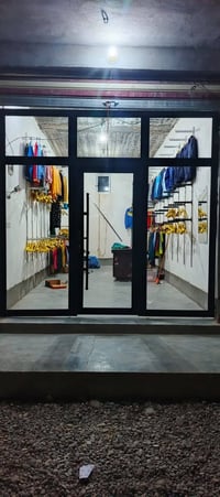 للبيع جام خانة +ميز مكتب + سجة حديد لتعليك الملابس الرقم 07740919576