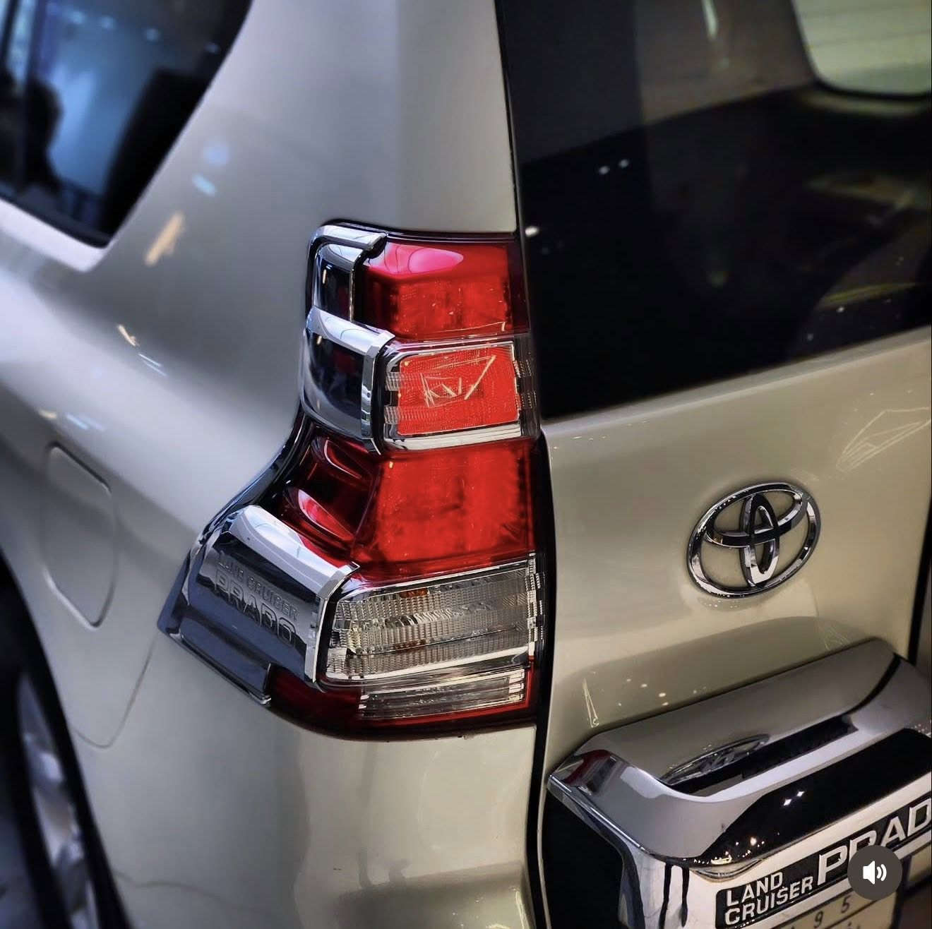 السلام عليكم 
تويوتا برادو 2014 
فئة VX (في-إكس) 
ماشيه 139km الف حقيقي 
الموصفات و المحرك والأداء
1-بمحرك 6 سلندر سعة 4.0 لتر 
2-عدد الاحصنة حوالي 271 حصان
3-العزم: حوالي 380 نيوتن متر.
4-ناقل الحركة: أوتوماتيكي 
5-شاشة لمس ملونه تحتوي على عدت الوان
6-تحكم جهتين ستيرين شاشه العدات و شاشه و سطيه 
7-بلوتوث اوكس يو اس بي 
8-عدد السماعات -9-Dolby digital صوت محيطي مع امكانيه تشغيل حدّت الصوت تلقائي
9-مثبت سرعه ستيرن كهربائي مثل لكزس 
10-عدادات ليزل مثل لكزس
11-اناره محيطيه على الأبواب و الأقدام 
12-تحكم خفض و ارتفاع أناره محيطيه
13-دوسات اناره خارجيه على الأرض 
14-مقاعد جلد بيجي
15-مقاعد تبريد السائق و الراكب 
16-مقعد السائق كهرباء 8 وضعيات السائق و الراكب 4
17-مقاعد الصف الثالث كهرباء فتح واغلاق 18-الثلاجة: مدمجة في الكونسول الوسطي
19-فتحة سقف
20-كاميرا خلفيه 
 21-حساسات اماميه 
22-حساسات خلفيه
23-التكيف منفصل السائق و الراكب
 24-تبريد خلفي منفصل  قطعتين تبريد 
25-نظام الدفع: دفع رباعي مستمر (4WD)
26-نظام زحف دبل ثقيل دبل خفيف
27-نظام نزول منحدرات  
28-أمكانيه فصل نظام دفع الرباعي مع امكانه 
السير فقط دفع خلفي
29-نظام منع الانزلاق
30-كير سبورت S و عادي 
31-نظام ABS 
32-مصابيح اماميه LED مع إمكانيه تلقائي رفع و خفض 
33-كشاف ضباب 
34-إطارات ألمنيوم حجم 265/65/17
35-سنتر لوك
36-زجاج ملون ضد اشعه UV
37-بصمه السائق و الراكب و زر تشغيل ايقاف 
38-اناره ترحيب عند الاقتراب من سياره داخل
سياره و على الأبواب و تحت الدوسات 
39-المرأة الجانبية قابل للطي كهربائياً
40-عدد الايرباكات 8 airbag
41-زجاج السيارة ملون UV
42-اضائه ليزرات 2 على حاملات الأكواب و مداخل شحن و كير
43-كاعيات بلادي تويوتا كاربت 
44-مطفأة حرائق

الطول: حوالي 4930 ملم
العرض: حوالي 1885 ملم
الارتفاع: حوالي 1845 ملم 
ملاحظات 

سياره استلام شركه تويوتا مركز المدينه 
من زيرو لحد الآن سيارة استخدام بيت فقط
‏السيارة بي اسمي تحويل ثاني يوم 
مكفول من الحادث و جفيه و صبغ و الحاره و تبديل كله بلادي شركه على وضع شركه 
‏سيارة كير محرك تبريد بشرط اخو جديد بلادي 
كل 6 اشهر فلتر بنزين يتبدل اصلي شركه 
عليه ادامه كامله سيارة جاهزه من كلشي
دهن كير  دهن اكسل امامي خلفي فور ويل 
 حدايه جديده ياباني شركه 
مشط جديد ياباني شركه 
دسكات  بلكات كله جديد 
تايرات نضيفات سيارة كلشي بلادي بيه دعاميات كله بلادي.
 سيارة فقط ملاحظة بيه الباب خلف السائق دبل كود فقط يعني بلادي شركه لا مفتوح و لا مبدل برغي الي مايعرف دبل كود شنو سياره من شركة تنفحص قبل لاتطلع من شركة بليابان إذا مكان صبغته مو زينة يتم صبغة بي طبقة إضافيه لسيارة كله او لقطع معينه منه يعني شي بلادي اكثر سيارة تاهو جمسي كديلاك كله تجي دبل كود مرغوب عدهم يصير صبغ طبقتين قوي ضد شخوط 
برادو و لاندكروز و لكزس يجي بيه قطع معينه او مابيه حسب سيارة اسف على أطاله 

‏رجاءً اللي ما يعجبه السعر لا يعلق ولايكسر بحلال الغير  السيارة رقم بغداد مشروع وطني 
مكان السيارة كربلاء 
سعر السيارة 34.500 الف دولار وبيه مجال 
‏الاستفسار WhatsApp او اتصال
 ***********
