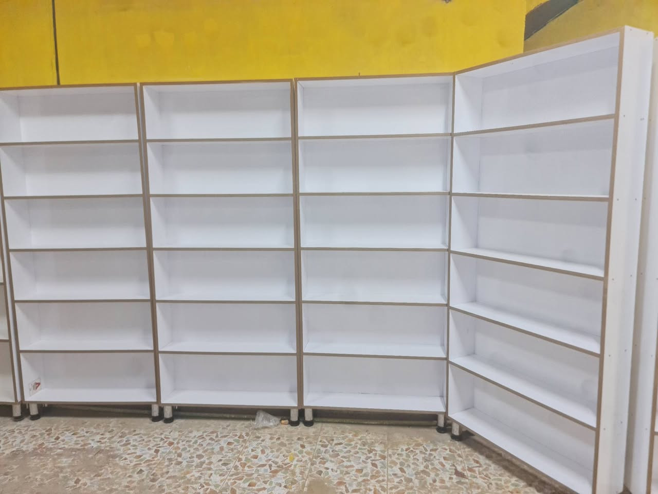 معمل النوار النجف شارع المطار نهايته بدايت شارع المعمل ***********  عرض خاص فتره سعر 57الفاترينه كل رف يشيل وزن 40 كيلو شغل درجه اولاه ضهار بسمار مو مسدس يخلع  18 مليم تارس ضهار لامع ما السكه هم شملها العرض  اي قياس نشتغل
