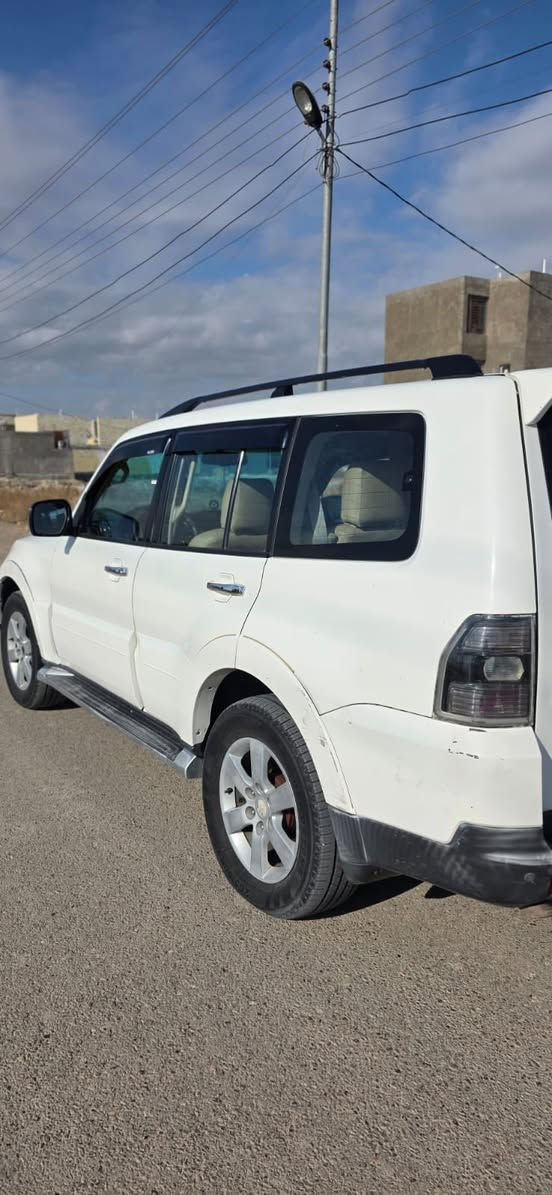 السلام عليكم 
باجيرو موديل 2008 حبتور لون ابيض
محرك 3800
دواخل جلد 
كشنات كهرباء
كشنات تدفئه تبريد 
مري شفط 
تحكم ستيرن 
شاشه /كامره و حساسات خلفيه
السياره فتحه و دمام خلفي
تبريد 3 قطع
منضومه زينون 
محرك و كير كفاله عامه
صدر نضيف نسبه 70%
تخم تاير جديد
السياره بأسمي مشروع وطني 
كفاله عامه (ما عدا باب السايق و چاملغ ) صبغ فقط سونار مرفق ويه الصور
السعر 123 وبيها مجال
العنوان بغداد الدوره /***********
